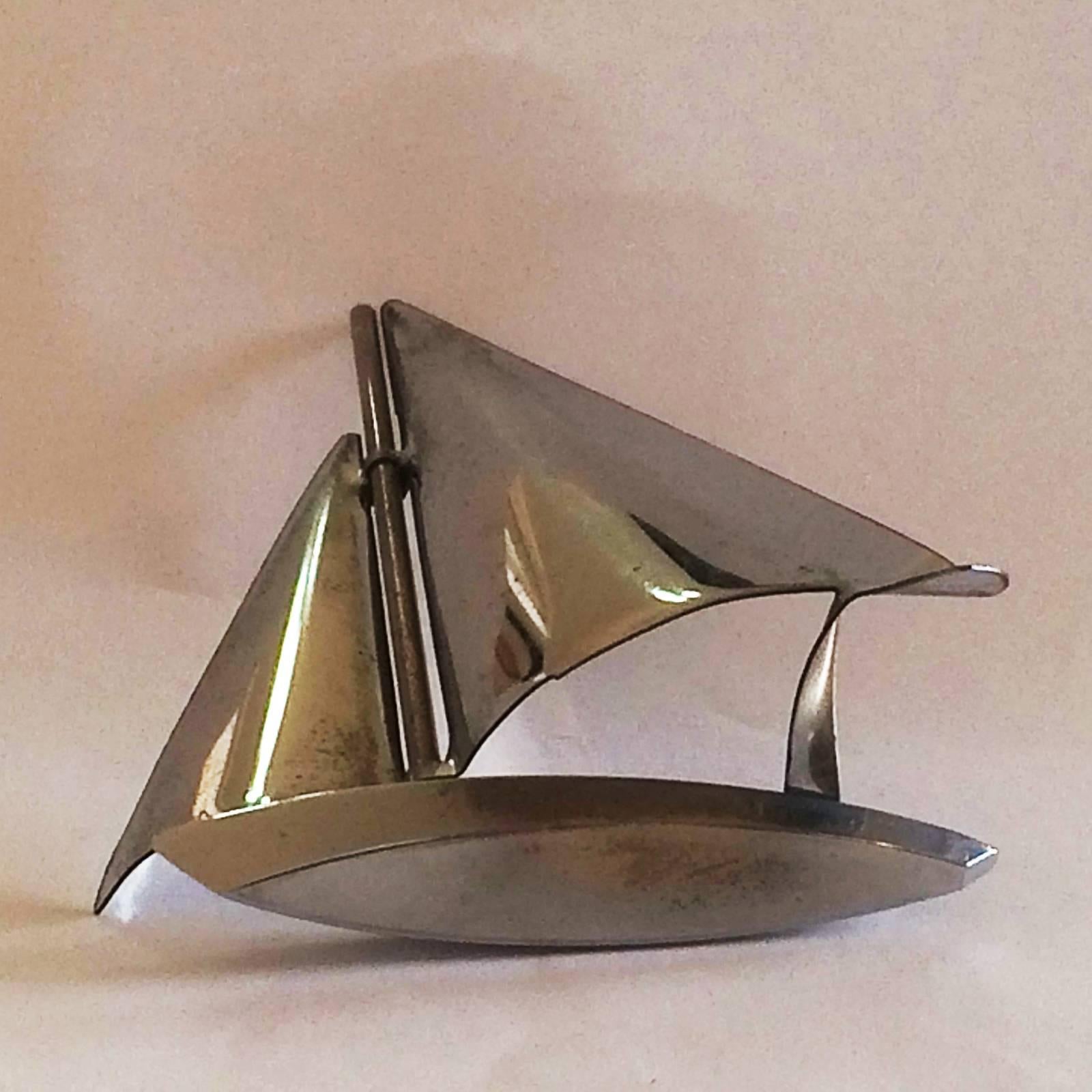 Art Deco nickel or chrome sailing boat prize for a Regatta prize of that time, and/or for paperweight. These came in various sizes, as small as 10cm, varying upward by 50cm, but this model is one of the smaller size examples, being 13cm high. All is