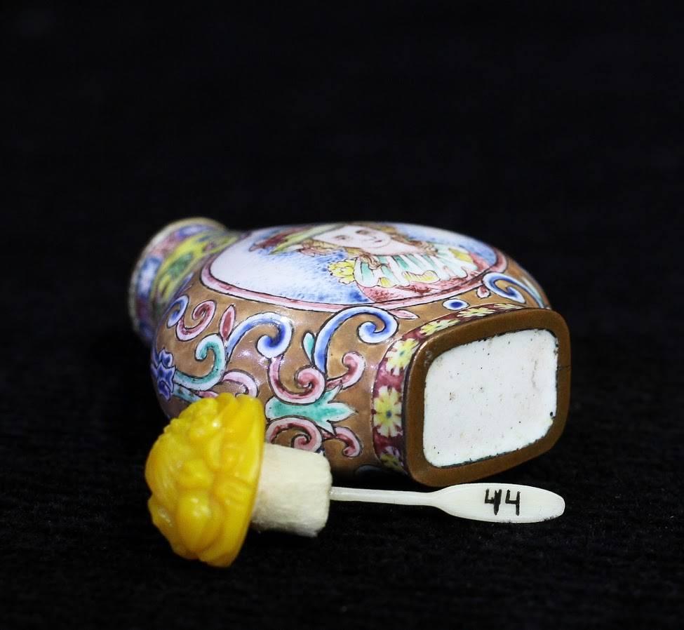 Hand-Painted Chinese Canton Enamel Snuff Bottle, European Subject, Qianlong Late 18th Century For Sale