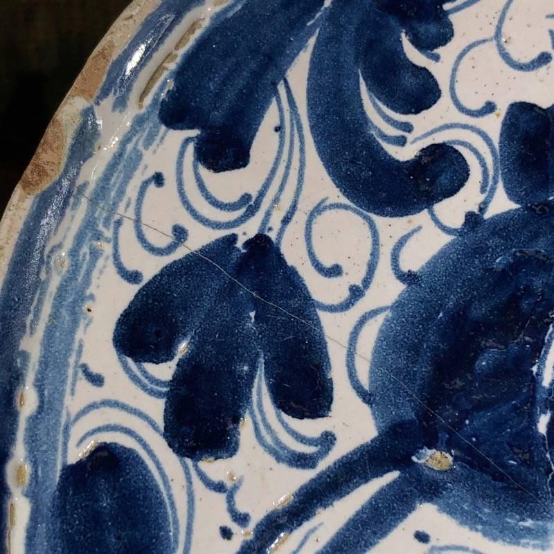 Rare Spanish Tazza, Rabbit in Foliage, 16th-17th Century In Good Condition For Sale In Geelong, Victoria