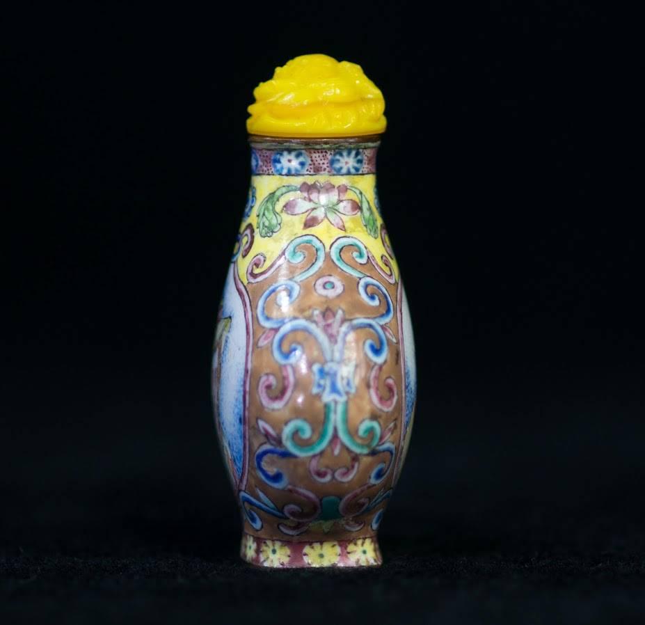 Chinese Canton Enamel Snuff Bottle, European Subject, Qianlong Late 18th Century In Good Condition For Sale In Geelong, Victoria