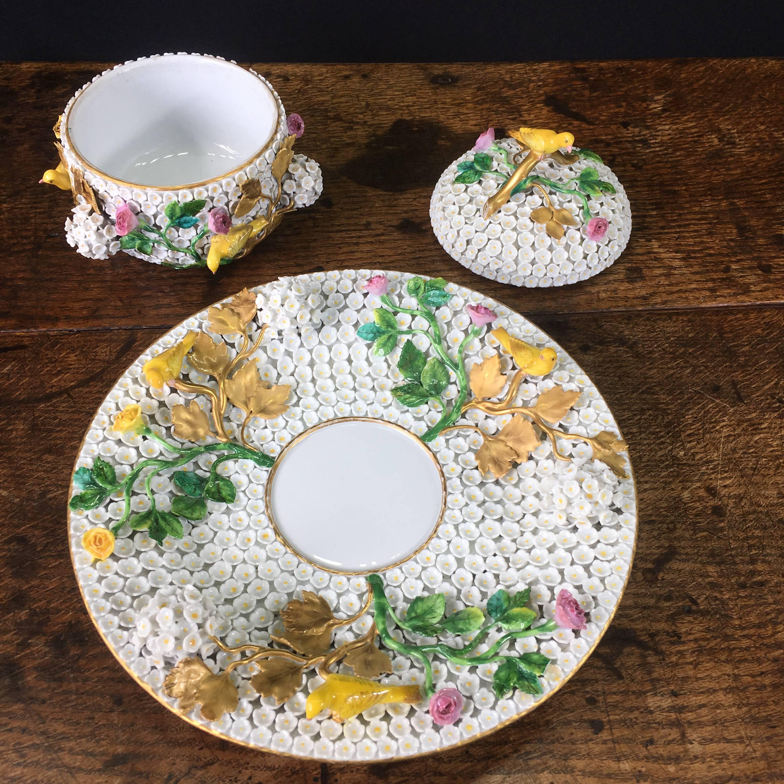 Meissen ‘Schneeballen’ (Snowball) Covered Bowl & Stand with Canaries, circa 1850 1