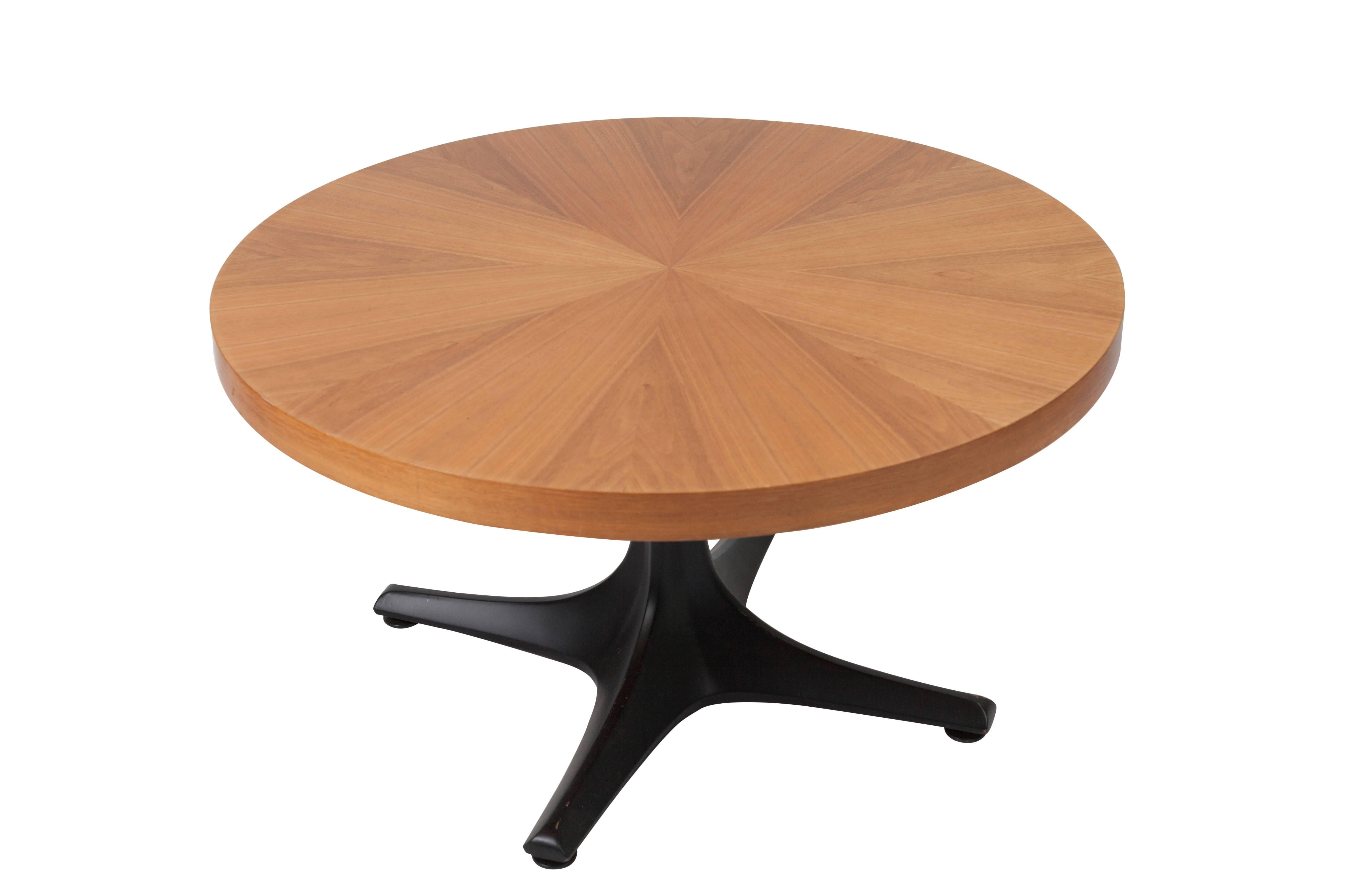 Dieser Tisch von Ilse Möbler kann sowohl als Esstisch als auch als Couchtisch verwendet werden, je nachdem, welche Höhe Sie gerade benötigen.

Als Esstisch ist er 75 cm hoch (ca. 30 Zoll). Durch Ziehen des Griffs kann er in jede gewünschte Position