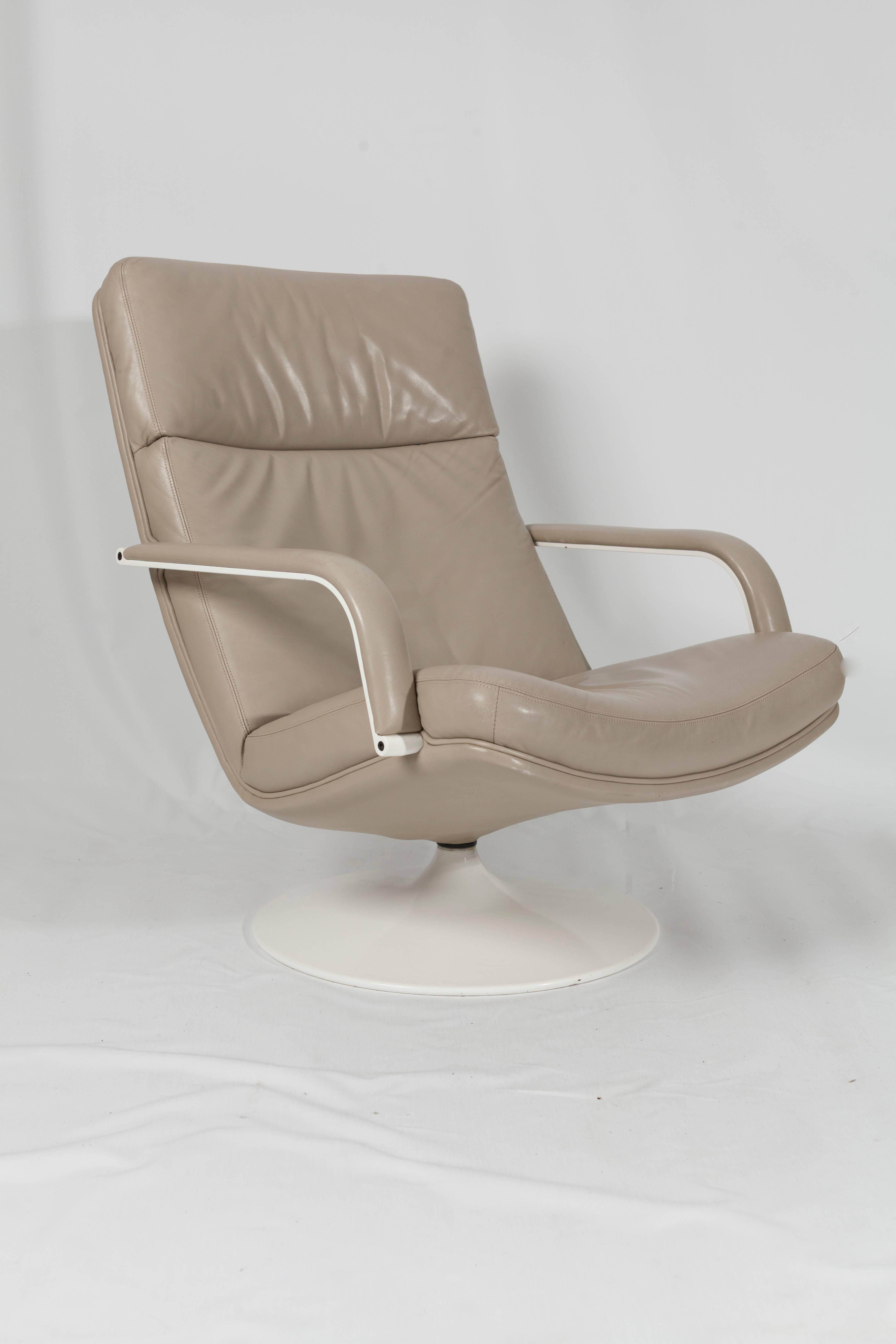 This F156 easy swivel chair with matching Hocker was designed in 1963 by Geoffrey Harcourt for Artifort.
With its steel base in white and beige/taupe leather this is a very chic ensemble.
Dimensions hocker: W 60cm, D 50cm, H 41cm.

Please note