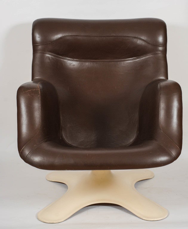 This magnificent and rare lounge chair was designed in 1965 by Yrjö Kukkapuro for Haimi-Oy. It is in a wonderful vintage condition and offers lots of comfort.

This swivel chair has a fiberglass seat shell and base. Chromed steel spring and rubber