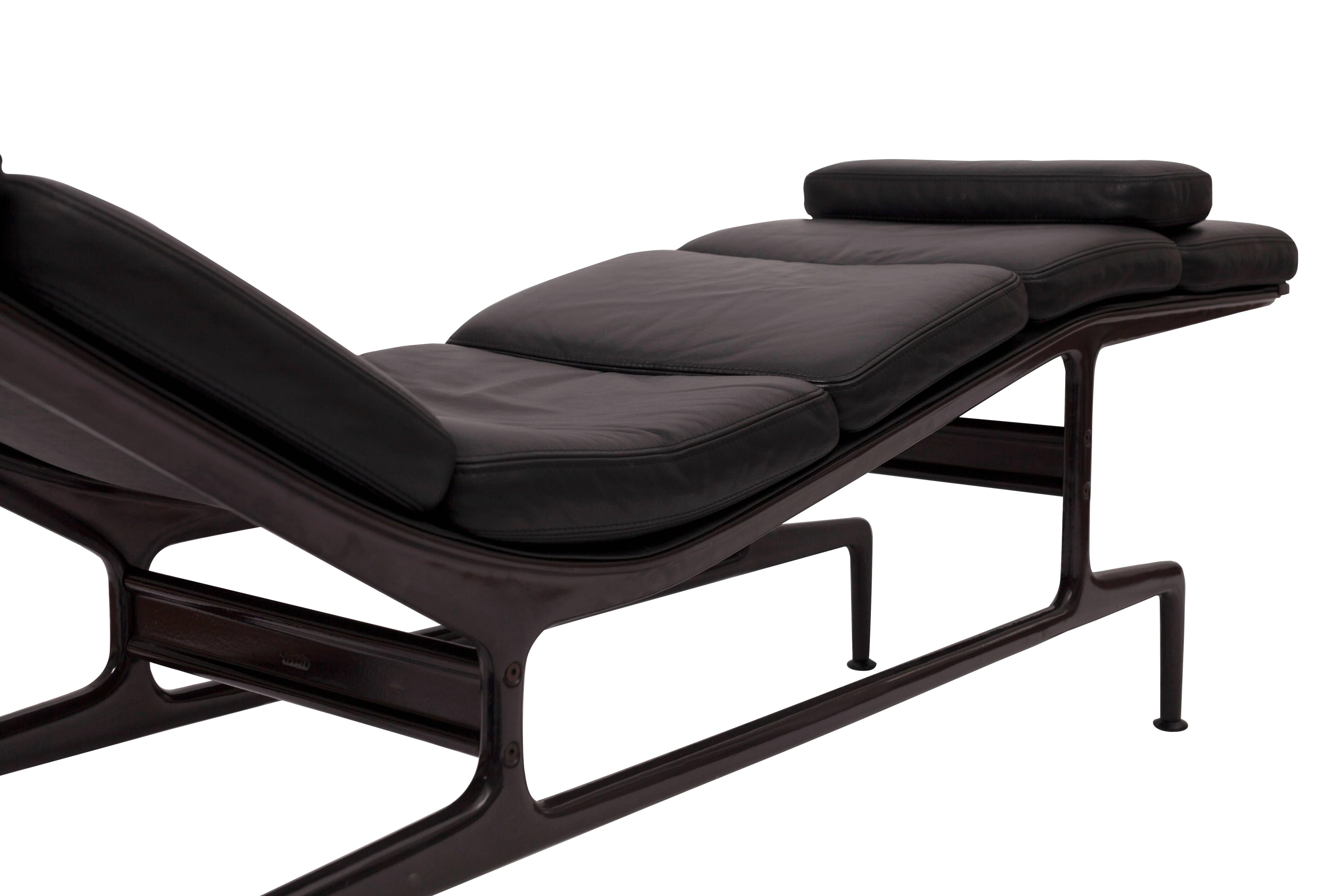 Metal Soft Pad 'Billy Wilder' Chaise by Charles & Ray Eames