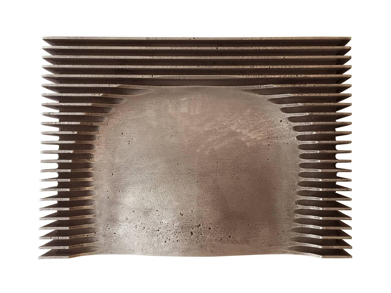 Sandgegossener Hocker Nr. 1 aus Bronze von Jan Janssen (Janjanssenwerken). 

Dieses Unikat von Jan Jenssen von Janjanssenwerken ist ein massives Stück Bronze mit einer ergonomischen Sitzfläche, die aus einer Reihe von geometrischen Flächen