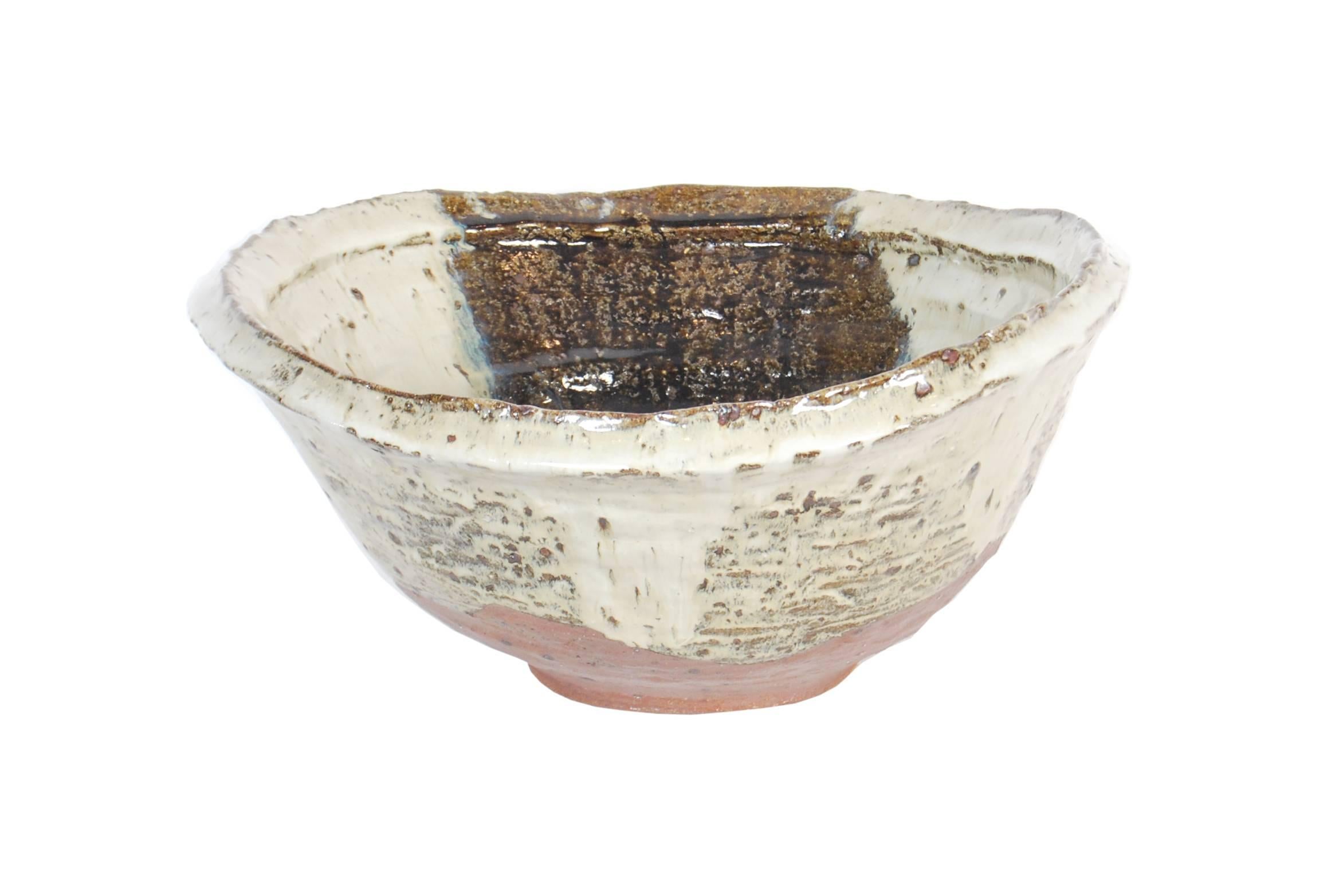 Große Schale aus zeitgenössischem japanischem Steinzeug von Maruta Munehiko (geb. 1961), glasiert in blaugrauen und braunen Tönen mit unregelmäßiger Oberflächenstruktur.

Abmessungen: H 18cm x T 38cm

Geboren 1961 als zweiter Sohn des bekannten