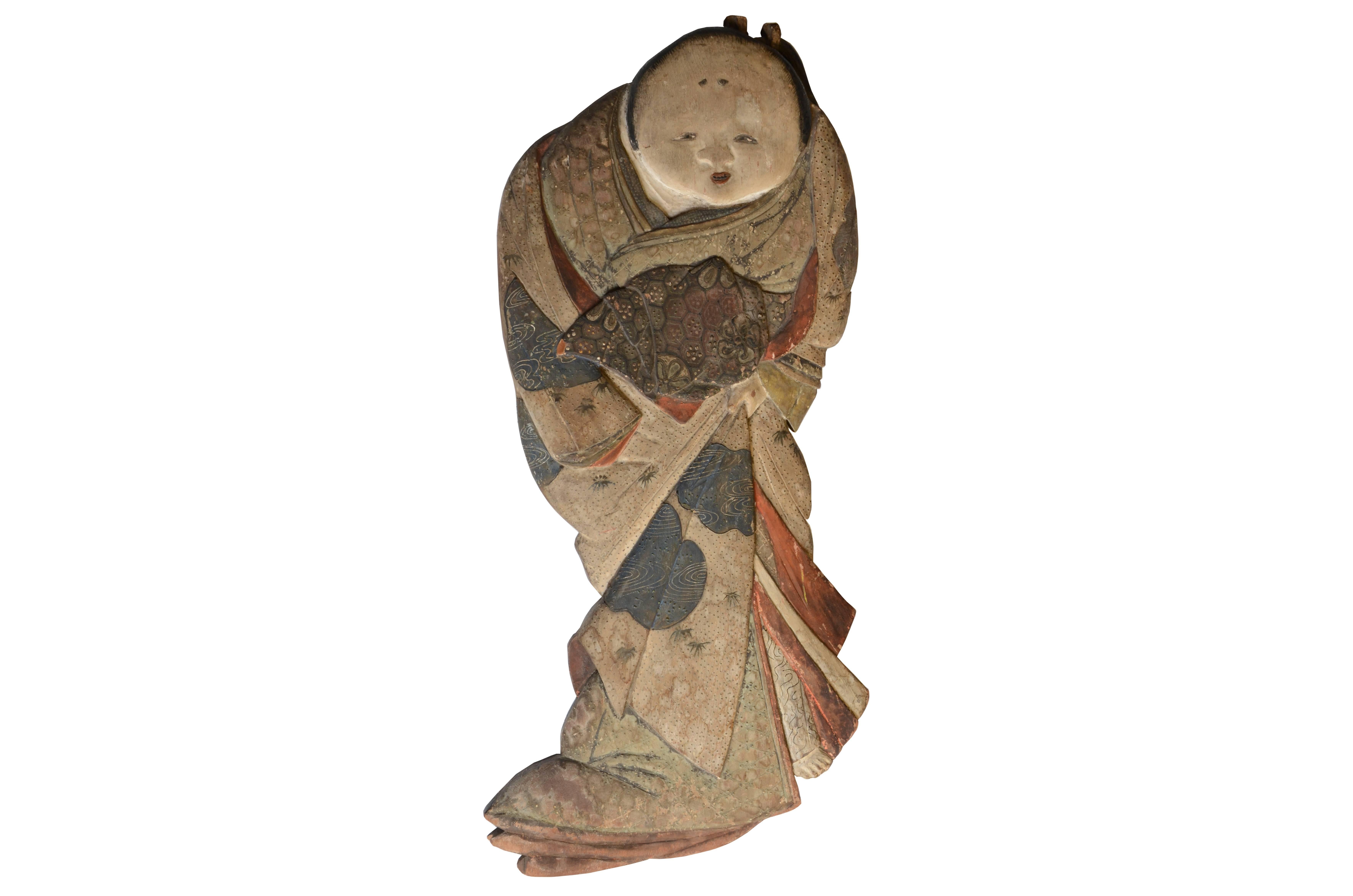 Seltene und höchst ungewöhnliche japanische Volkskunst-Holzschnitzerei, die die Volksheldin und Glücksfigur Otafuku mit einem fein gemalten erotischen Muster auf der Innenseite und einer geschnitzten Inschrift auf der Rückseite darstellt, späte