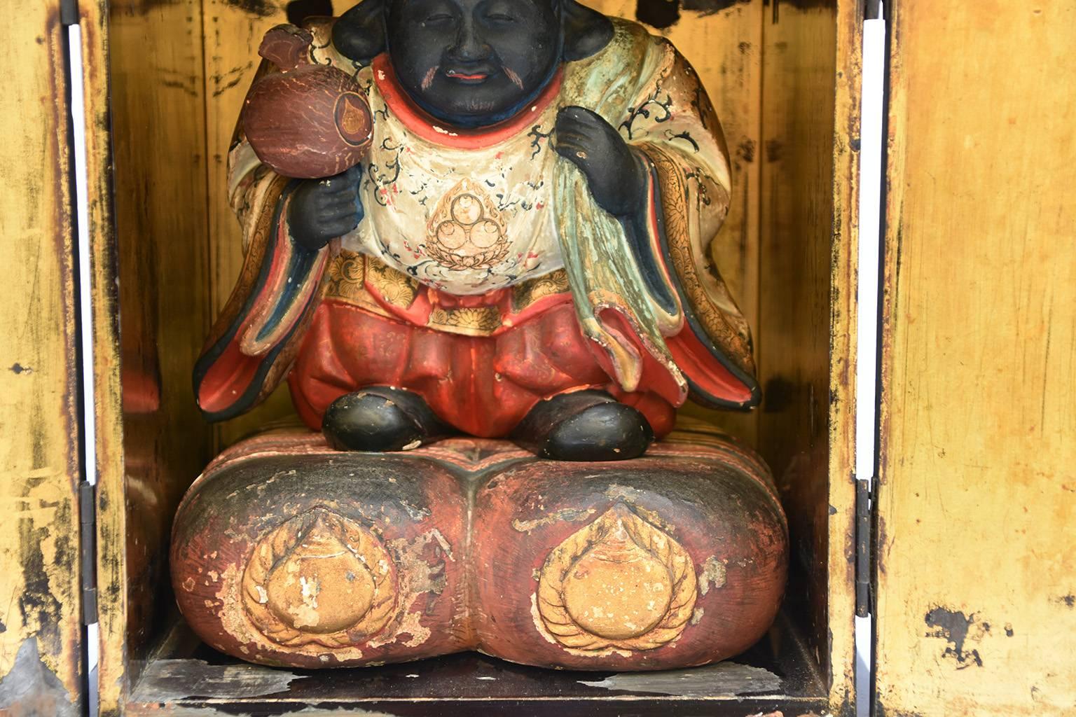 Seltene antike japanische Statue von Daikoku in vergoldetem Zushi:: um das 18 im Zustand „Starke Gebrauchsspuren“ in Prahran, Victoria