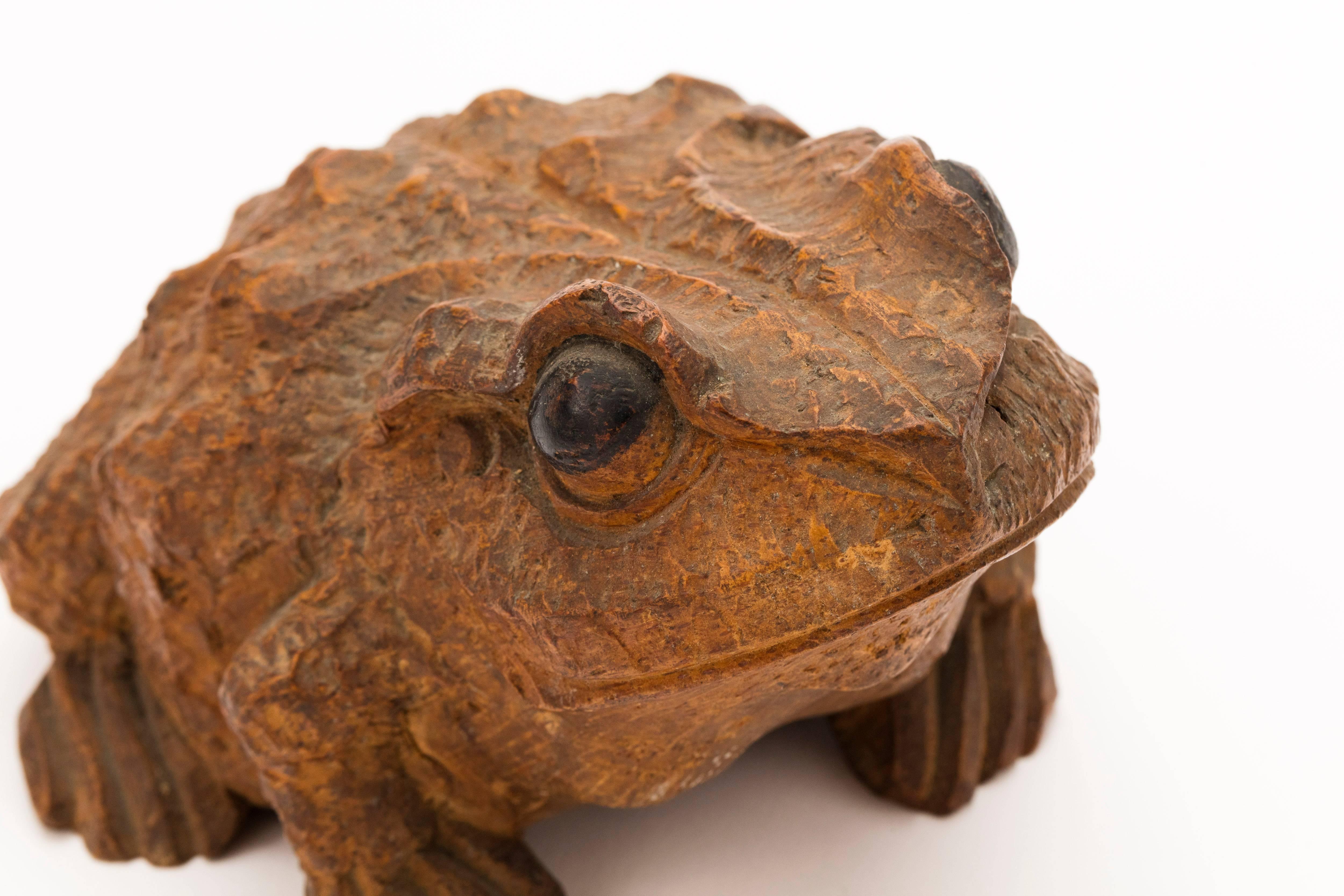 Antique Japanese bamboo toad, 19th century, Meiji period, hand carved with glass eyes.

Dimensions: H 10.5cm x W 19cm x D 15cm