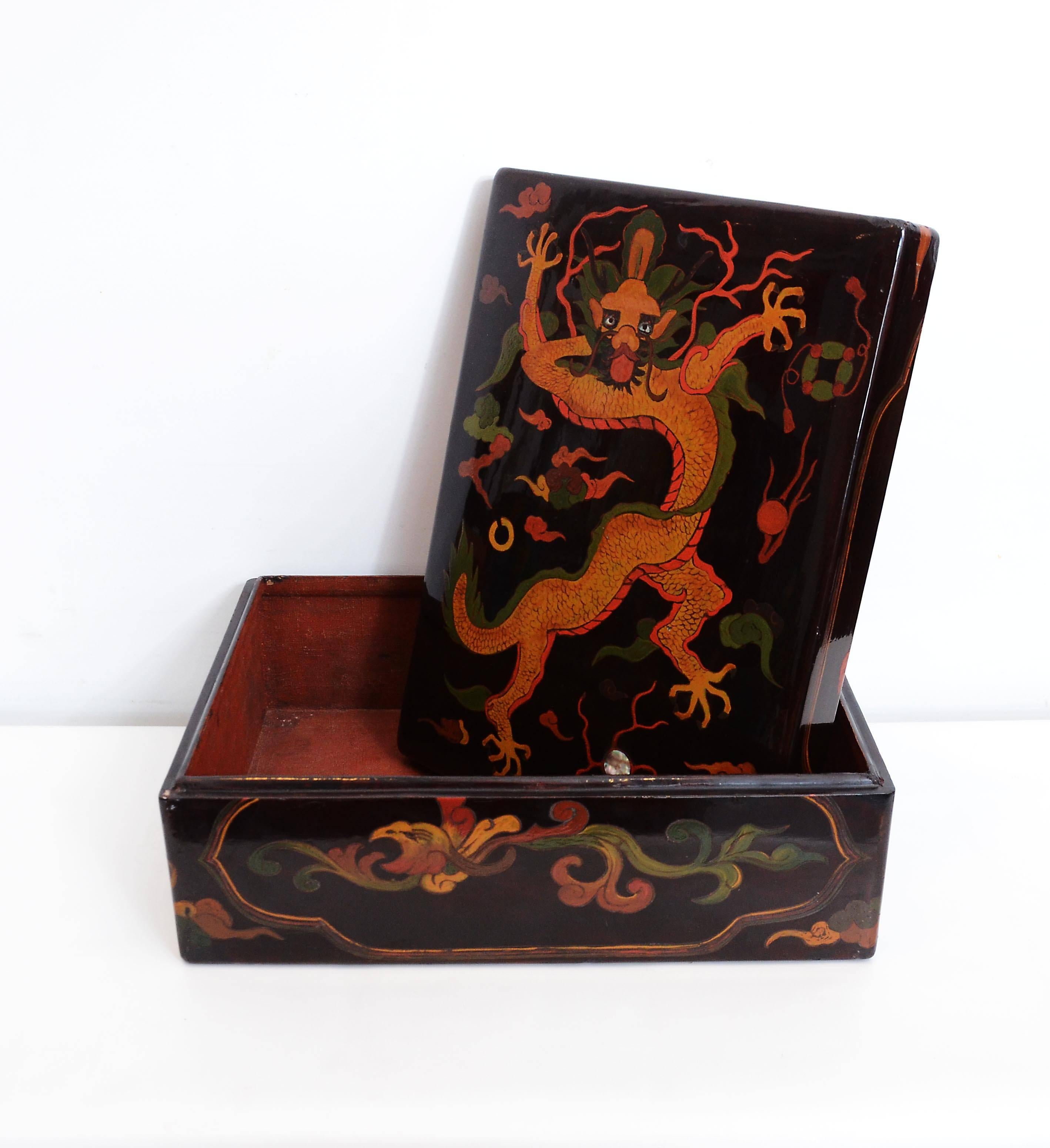 Rare Korean lacquer box with dragon and phoenix motif inlaid with mother-of-pearl (the pearl of wisdom), 19th century.

Dimensions: H 17cm x W 32cm x L 42.5cm.
