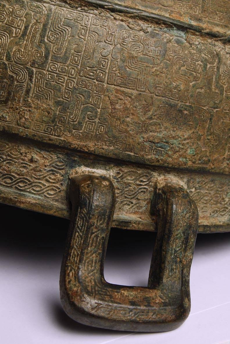 Chinese bronze vessel/sieve for food from the Warring States period 722 BC–221 BC. This bronze comes with a Japanese paulownia wood box with inscription by Zoroku. Hata Zoroku was a goldsmith and metal worker famous for both his own work and for