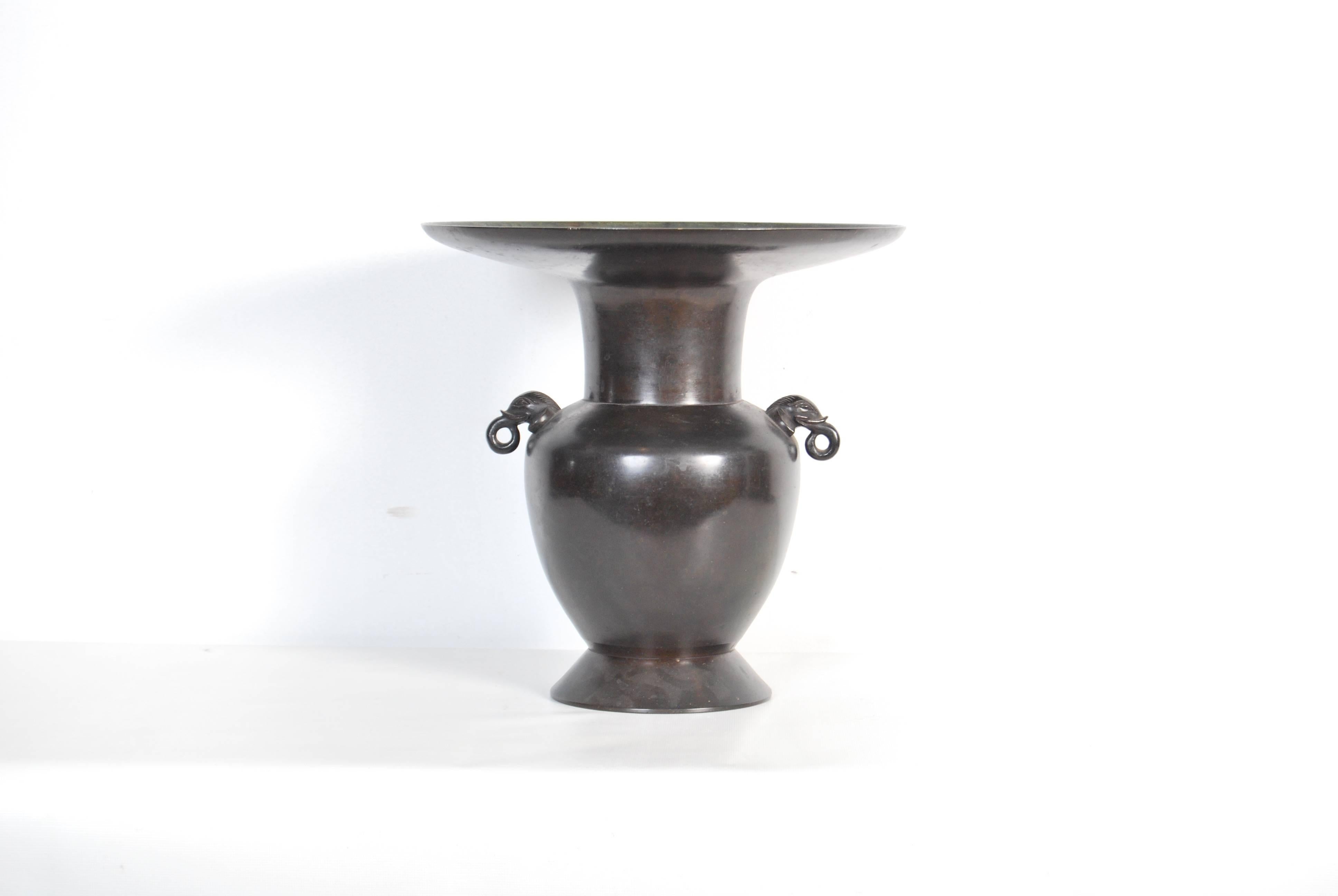 Japanese bronze 'usubata' vase traditionally used in large scale floral arrangements by the 'Ikenobo' school of ikebana, the oldest and most formal of Japan's flower arrangement schools.
 
A rare and heavily cast example formed as a single piece