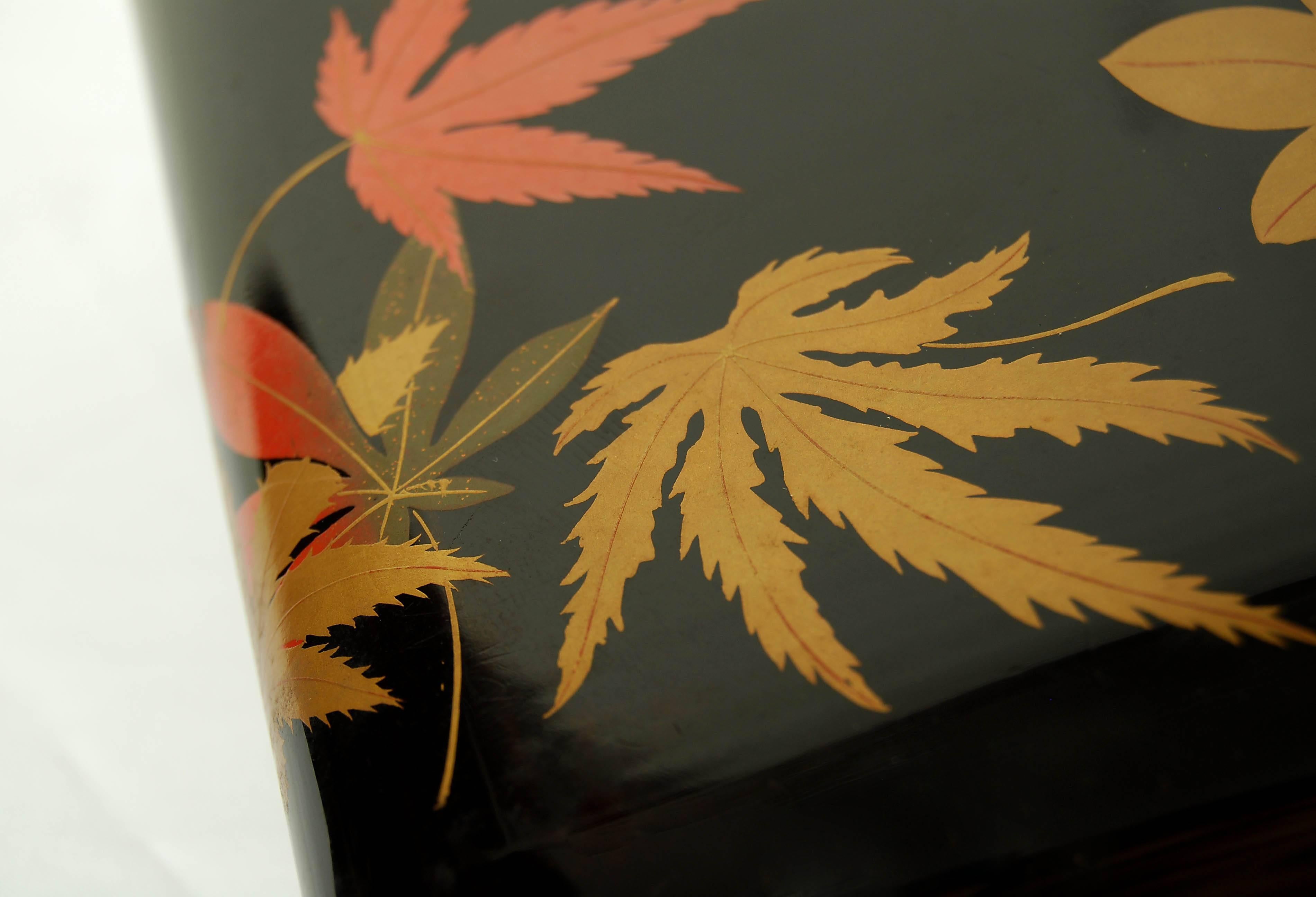 Small Japanese black lacquer box with gold maki-e decorations of maple leaves.

Dimensions: H 9.5cm x W 18cm x D 19cm.