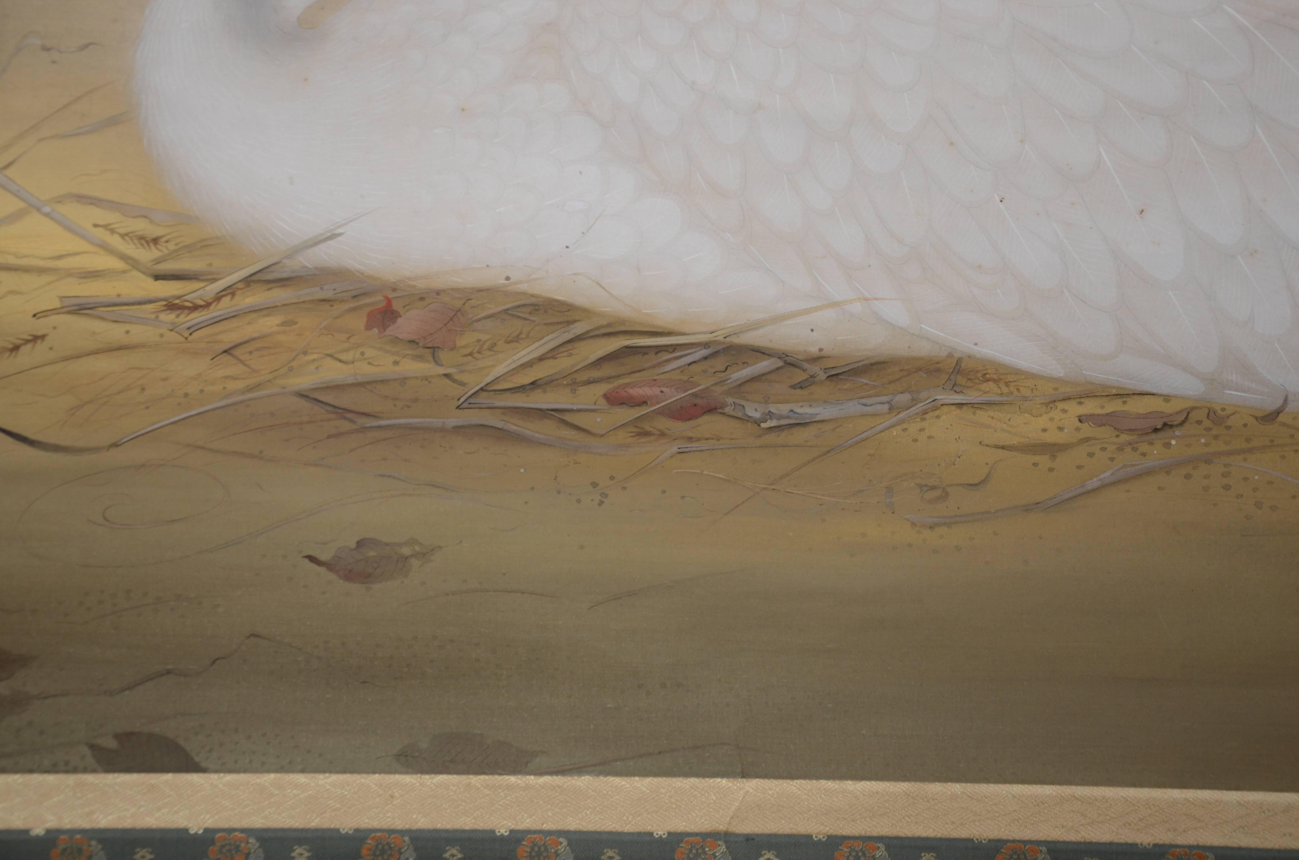 Japonais Grand rouleau japonais ancien représentant une grue au nid, période Taisho en vente