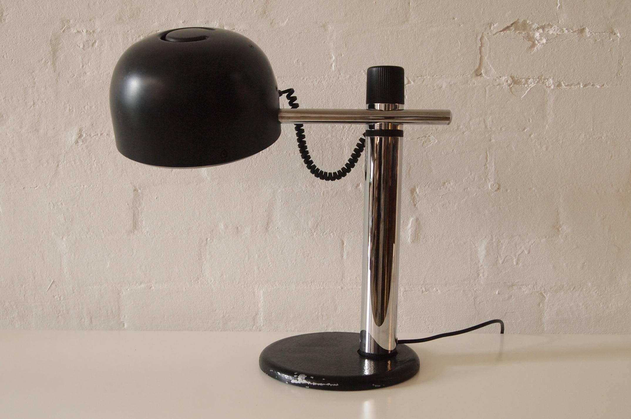 Brutalist style table or desk lamp in painted metal and chrome, circa 1970. The lamp head can be horizontally adjusted to a maximum width of 44cm.