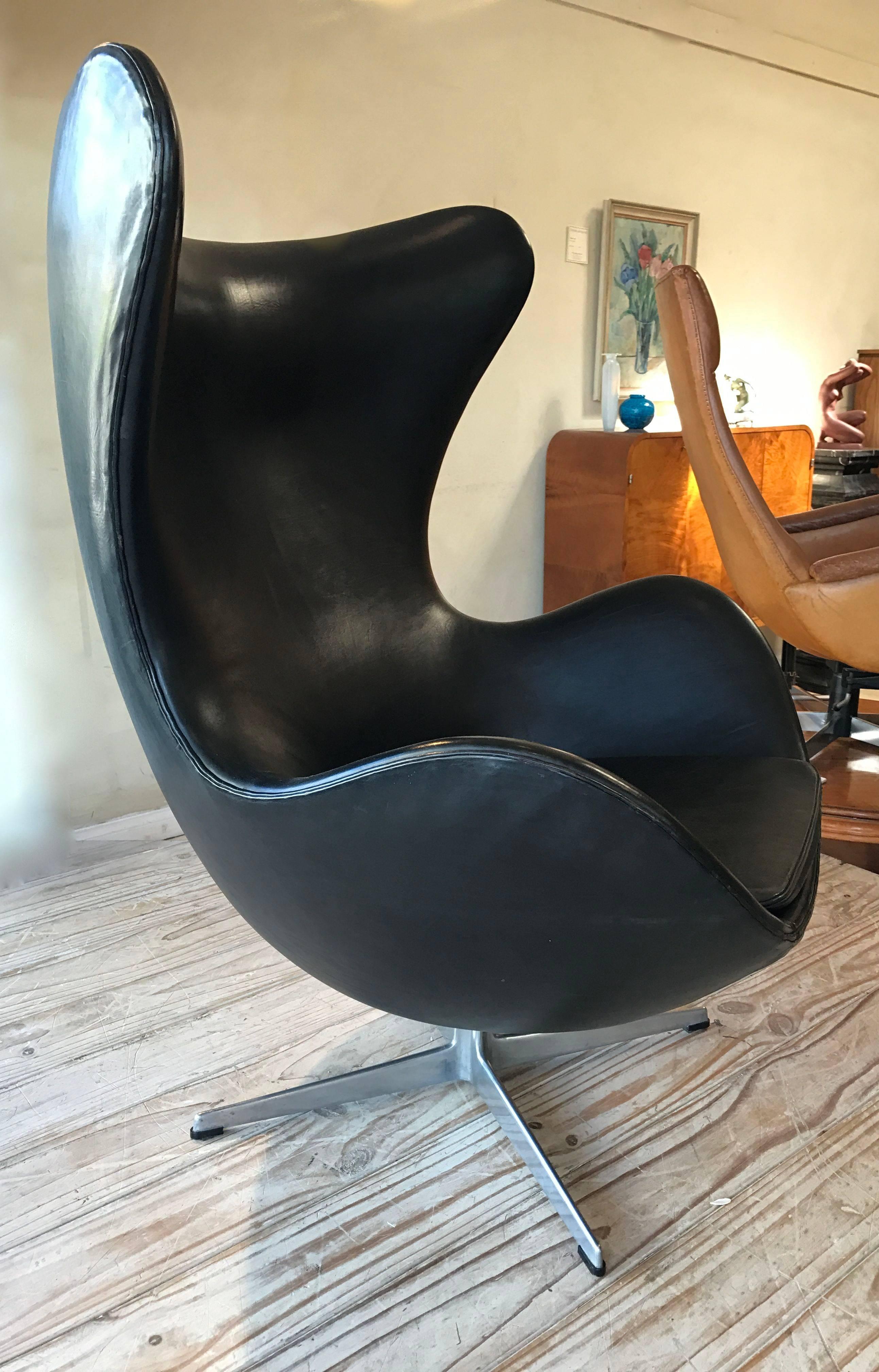 Mid-Century Modern Egg Chair by Arne Jacobsen