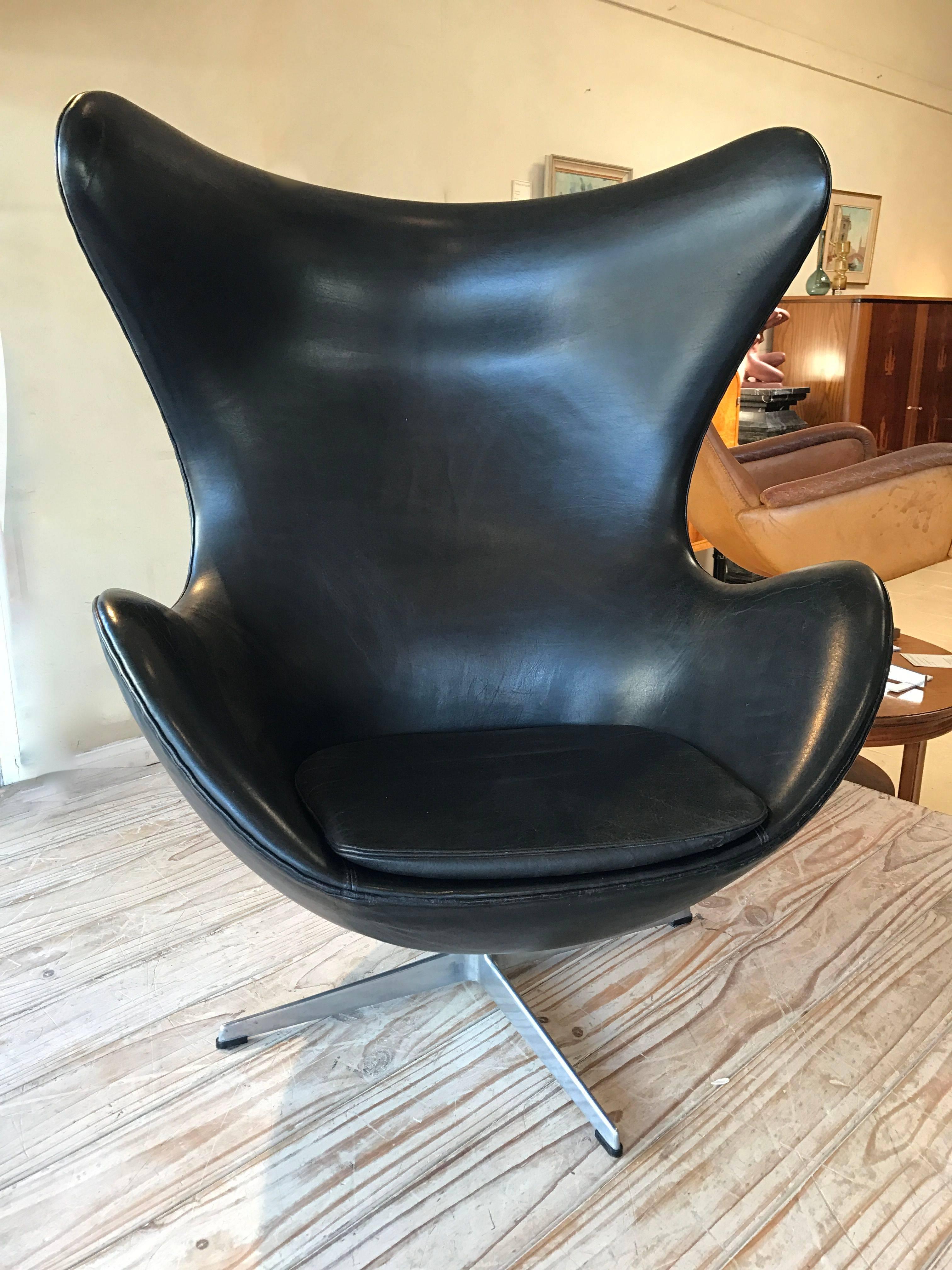 The egg model 3316 by Arne Jacobsen Denmark and produced by Fritz Hansen, originally designed for the SAS Royal hotel Copenhagen in 1958. This is an early model as evidenced by the star foot. 
Original black leather upholstery. 
Original label