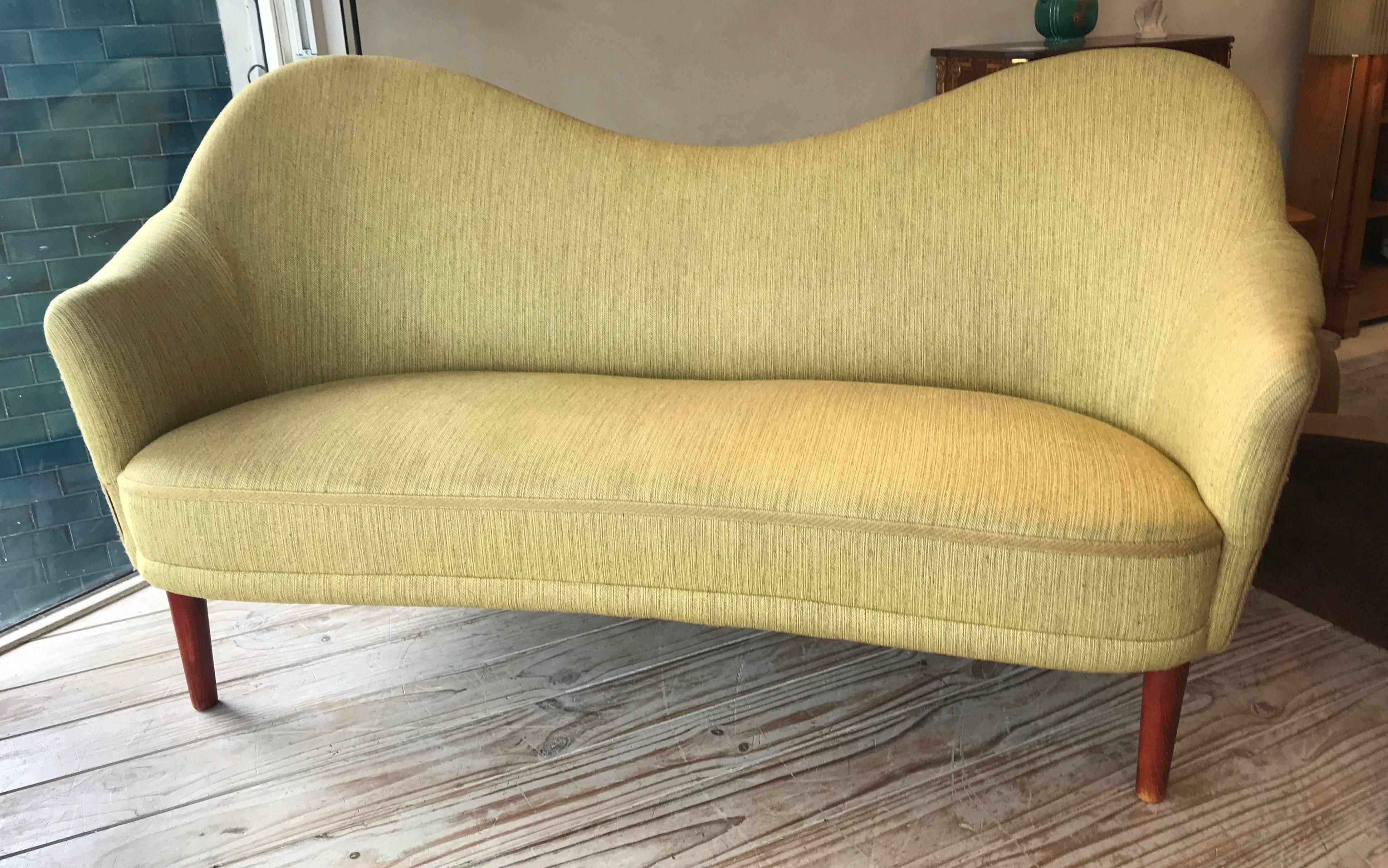 Samspel sofa by Carl Malmsten. This sofa has the original wool fabric. Sampsel is one of his most sought after designs.
The angle of the seating very cleverly engages conversation.