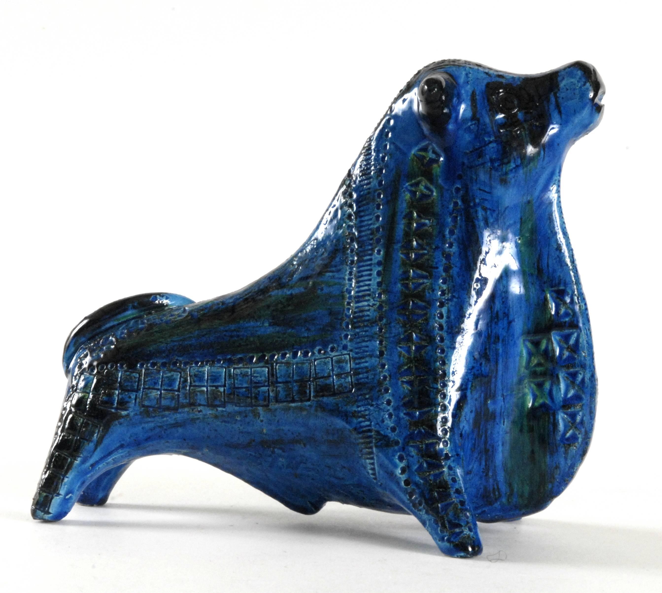 An early Aldo Londi designed stylized rearing bull in blue with the 'Rimini' color. Impressive strong design that was very popular in this period.