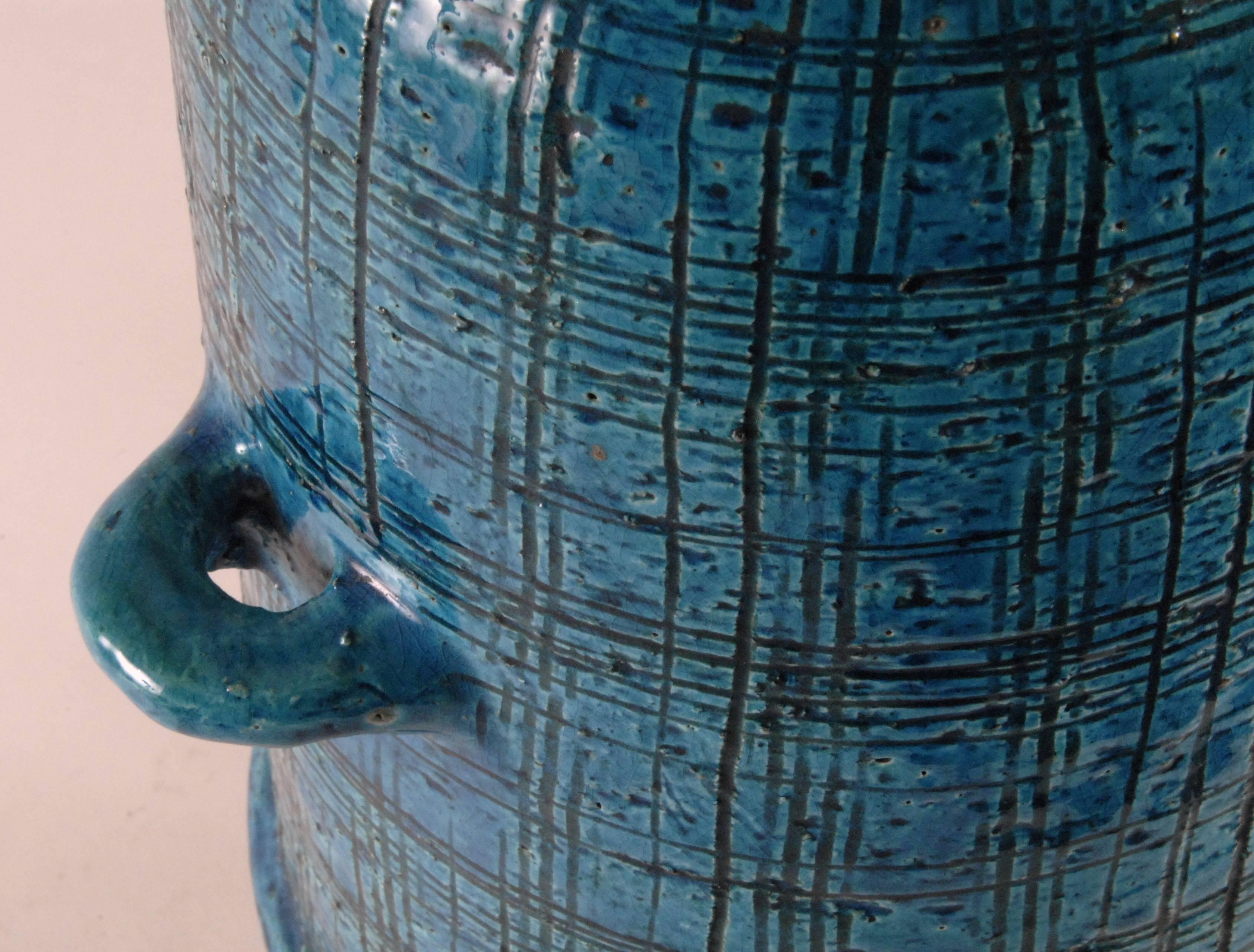 Un très grand et extrêmement rare pied de lampe par Aldo Londi pour Bitossi, Italie, vers 1964. Le motif est Persian Blu glazed et le corps brun manganèse, avec des sgraffites en bandes croisées, la base avec de fines lignes de sgraffites serrées et