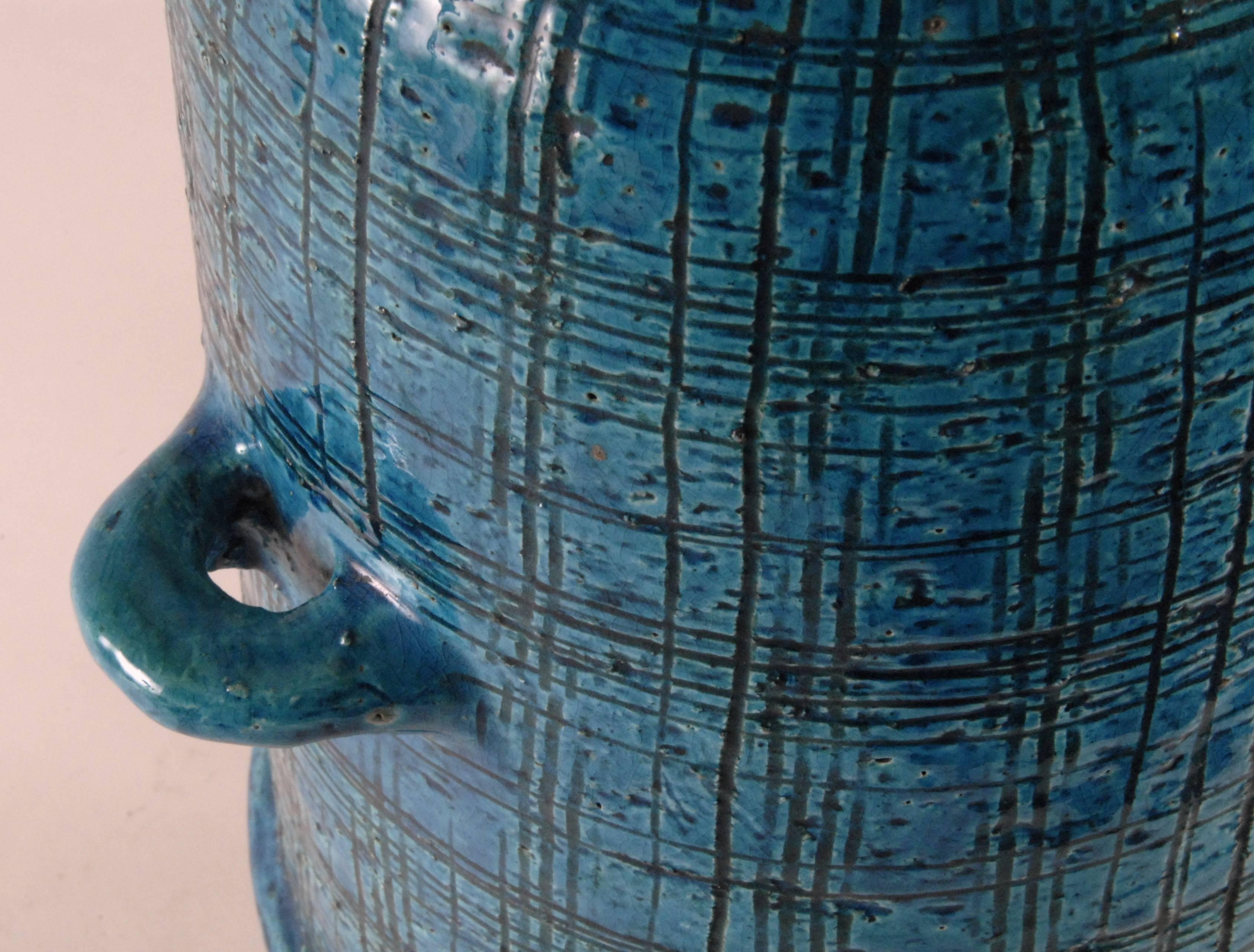 Una base per lampada molto grande ed estremamente rara di Aldo Londi per Bitossi, Italia, circa 1964. Il motivo è il Persiano Blu smaltato e il corpo marrone manganese, con linee incrociate a sgraffito, la base con sottili linee a sgraffito fitte e