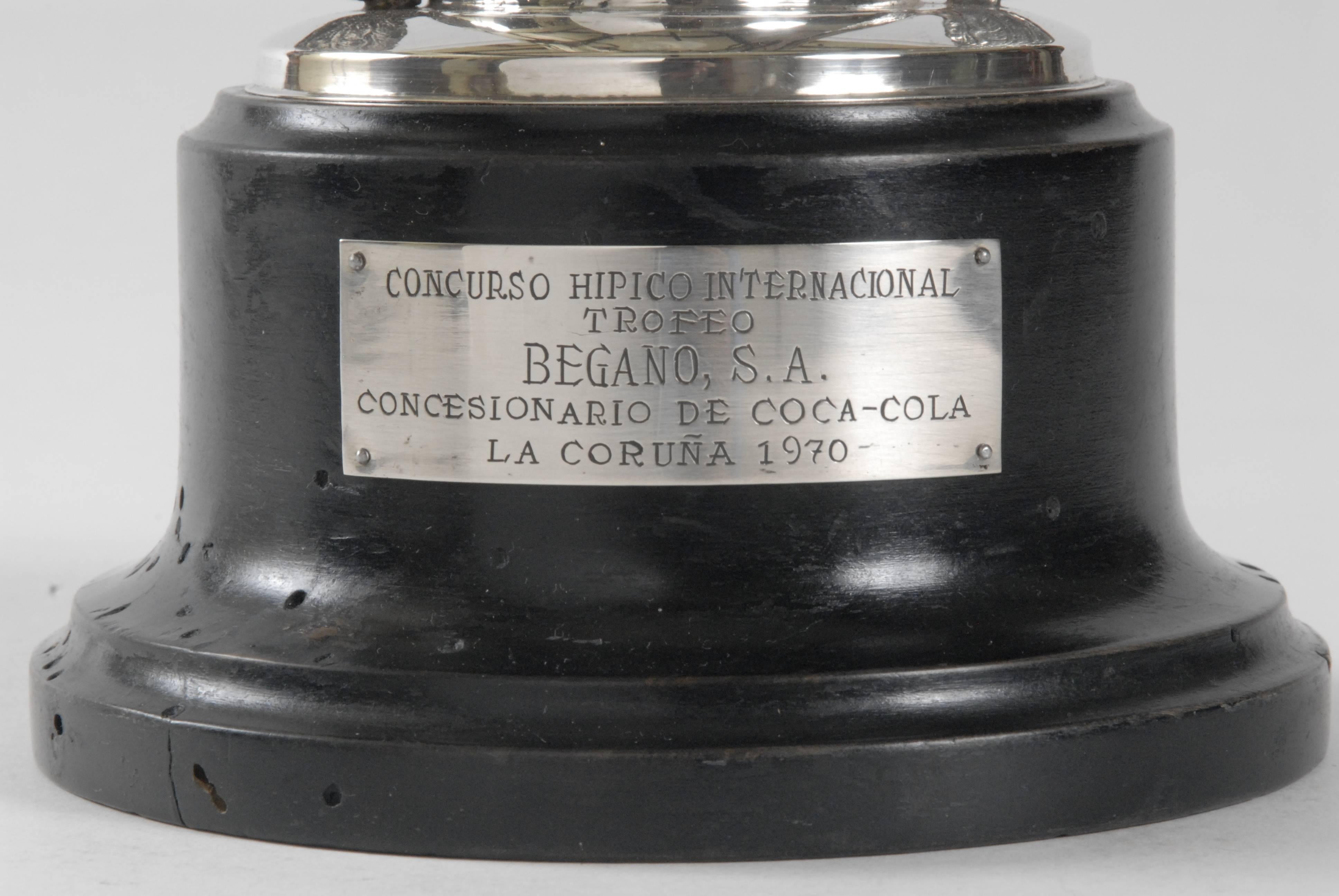 Retro Silberne Coca- Cola-Flaschenpferdtrophäe, Spanien (Gegossen) im Angebot