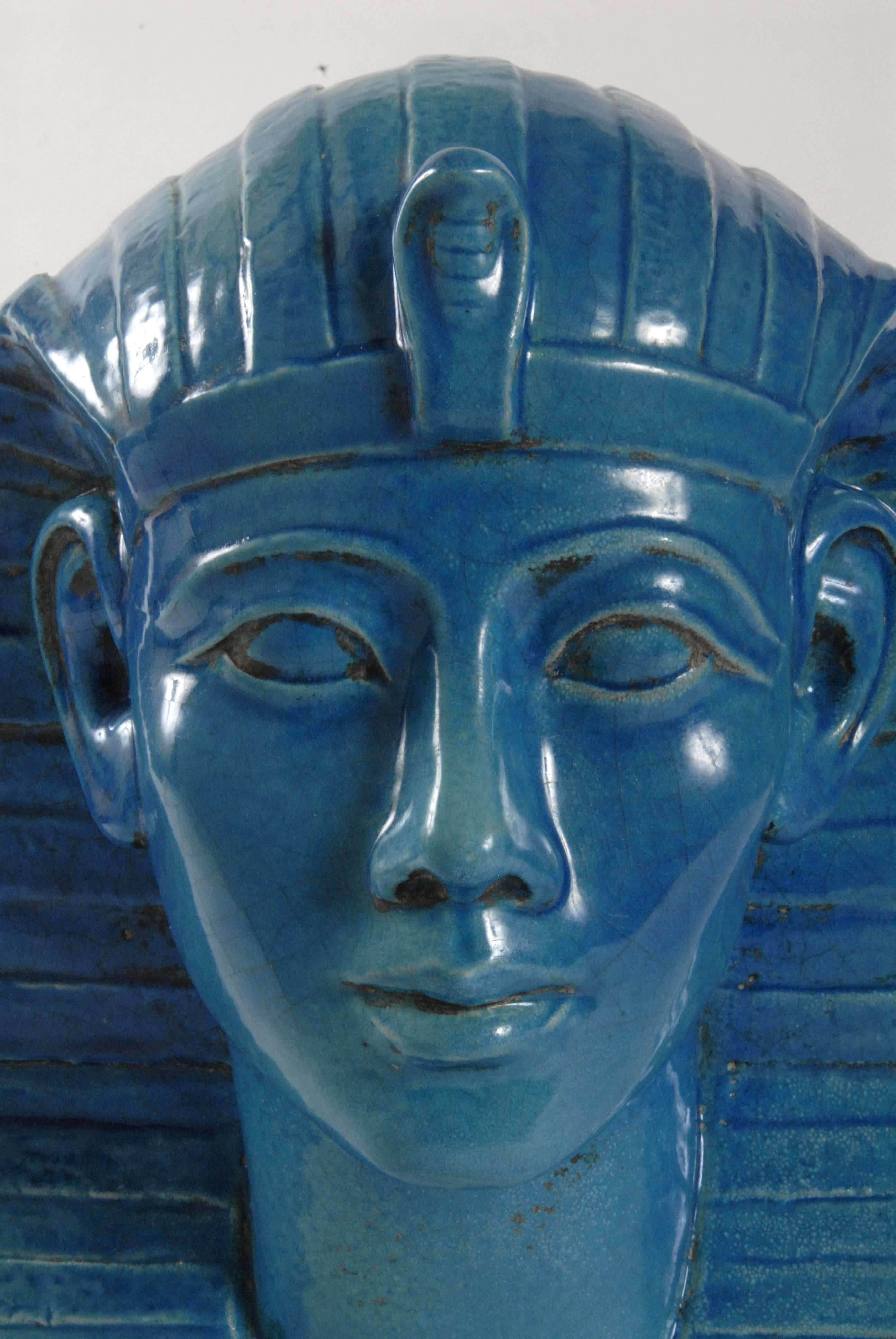 A large pharaoh's head, reminiscent of Tutankhamun, made by Zaccagnini in the 50's and signed on the base. The brilliant turquoise glaze is luminous with great depth. In exceptional condition.