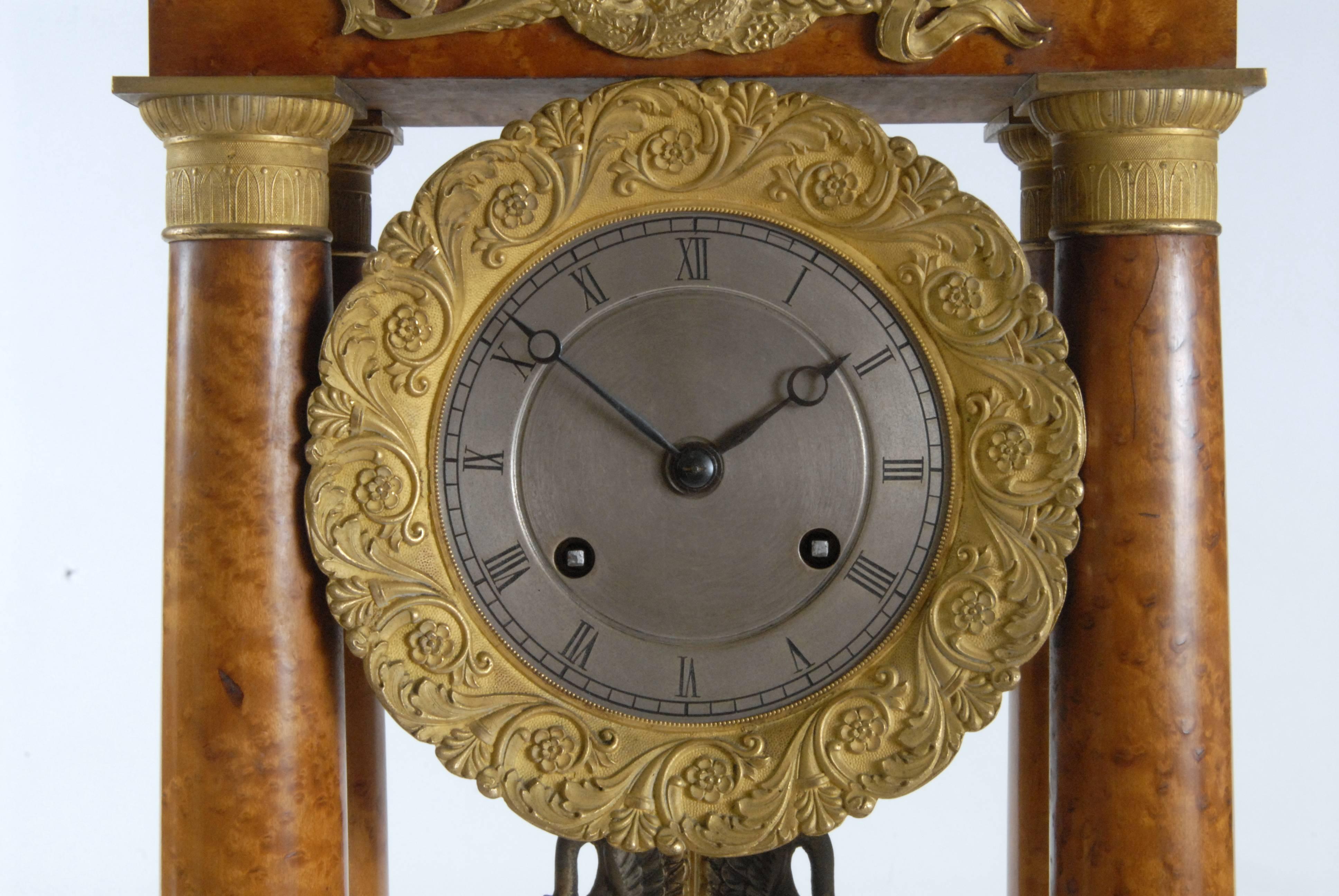 Horloge française en bois de portico, vers 1815 en vente 1