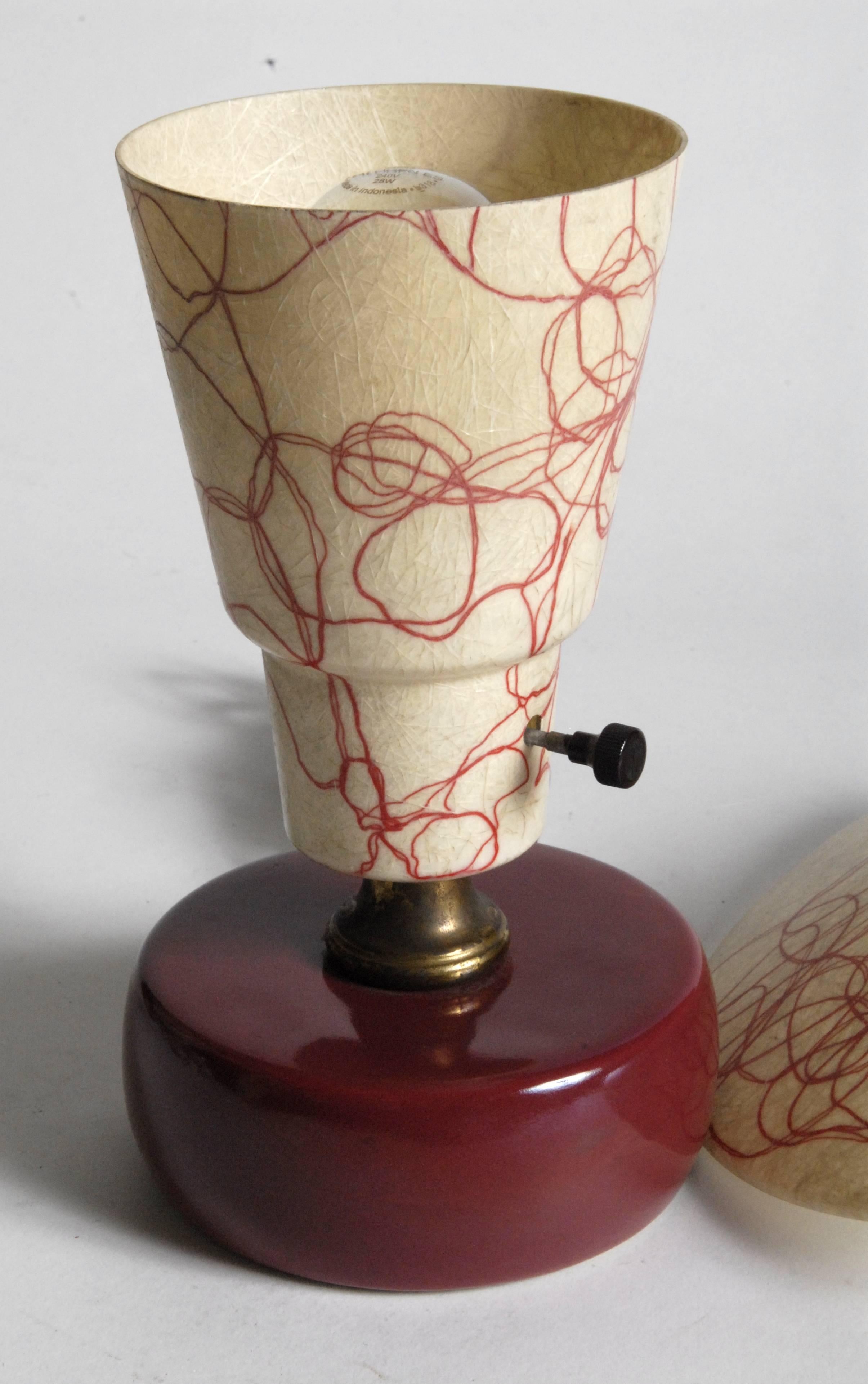 Amerikanische amerikanische Glasfaser-Tischlampe mit Keramiksockel und rosa Fädenverzierung im Angebot 1