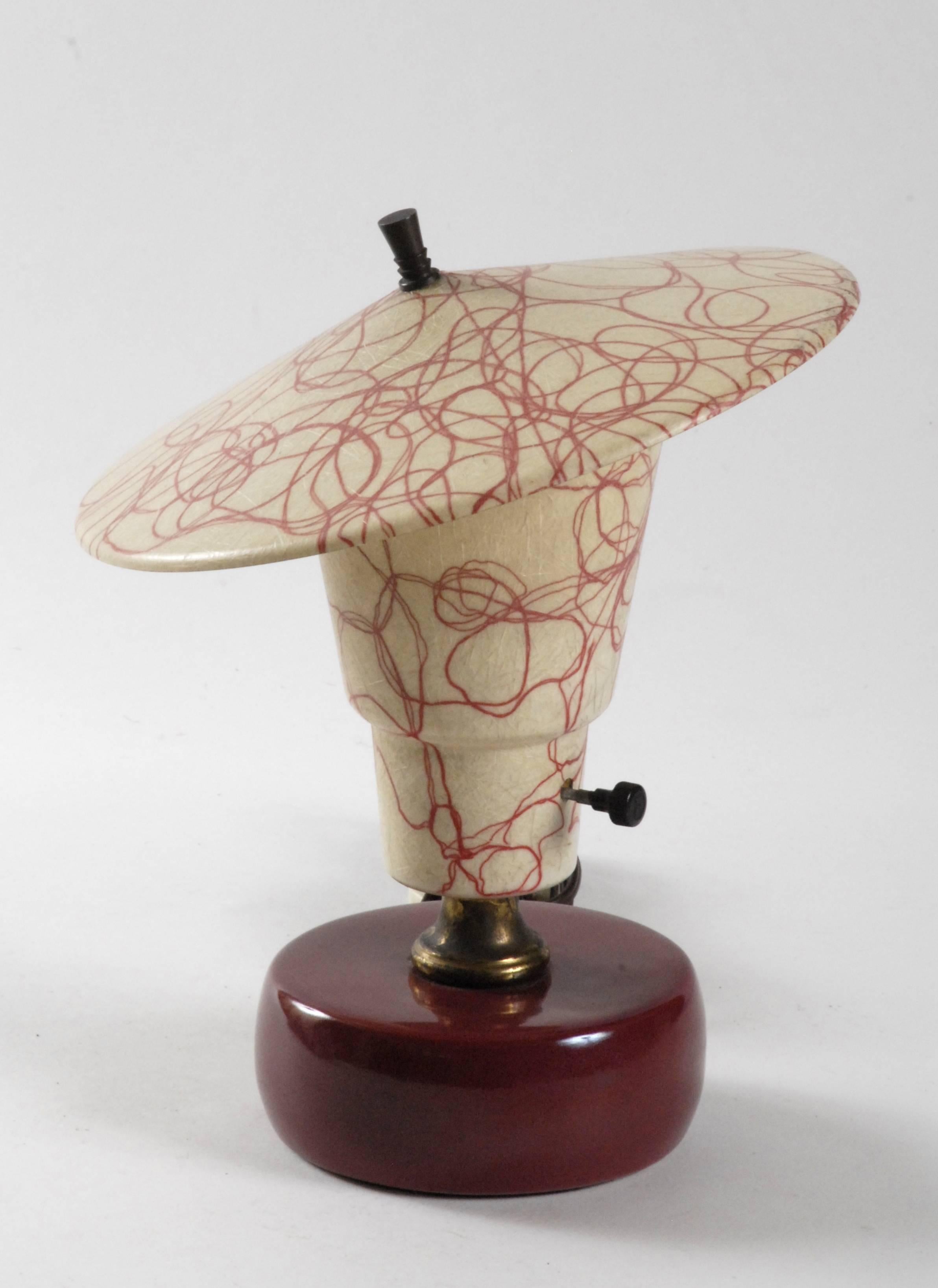 Amerikanische amerikanische Glasfaser-Tischlampe mit Keramiksockel und rosa Fädenverzierung (Moderne der Mitte des Jahrhunderts) im Angebot