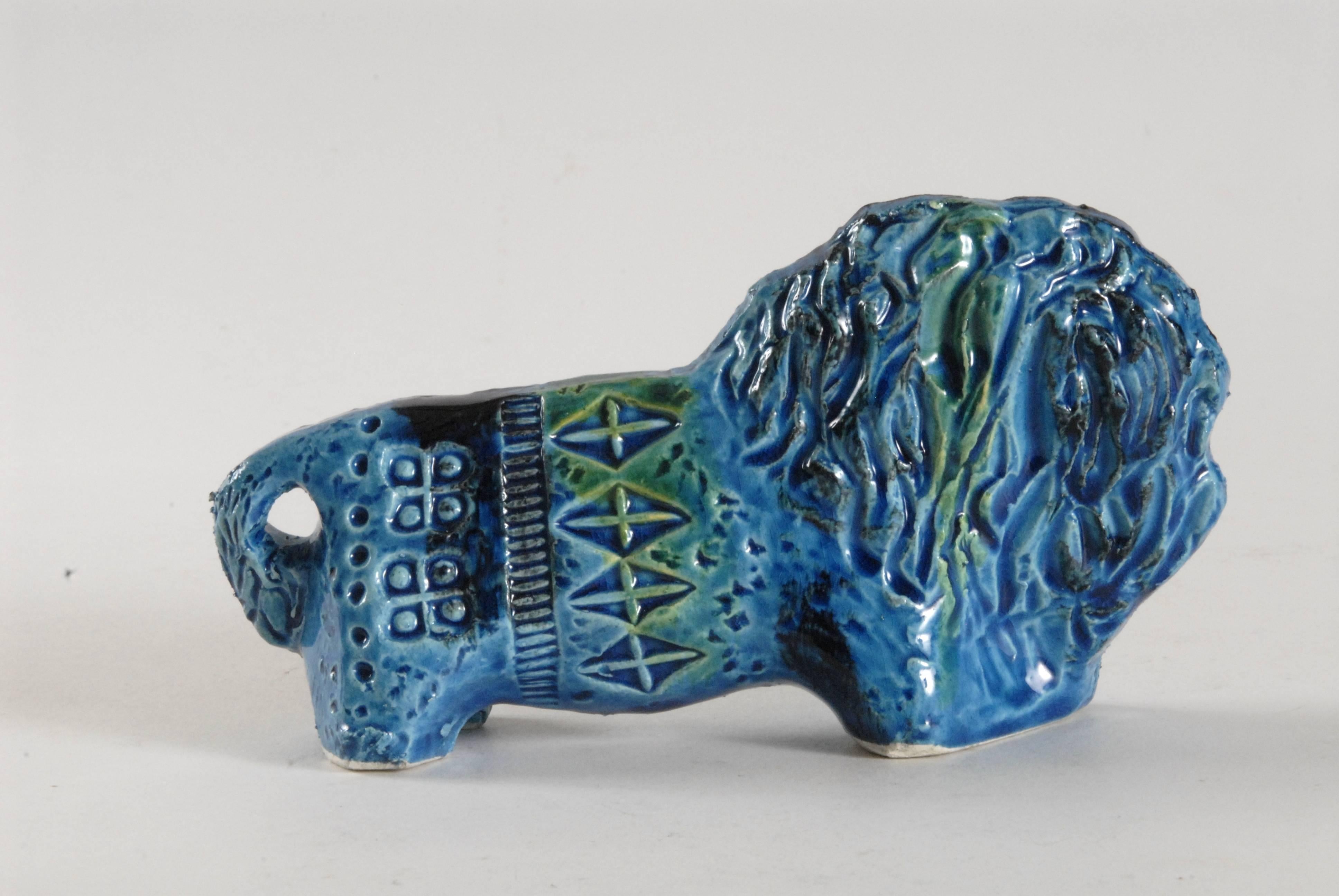 A lovely small side-on facing lion decorated with the 'Rimini Blu' pattern. In lovely condition.