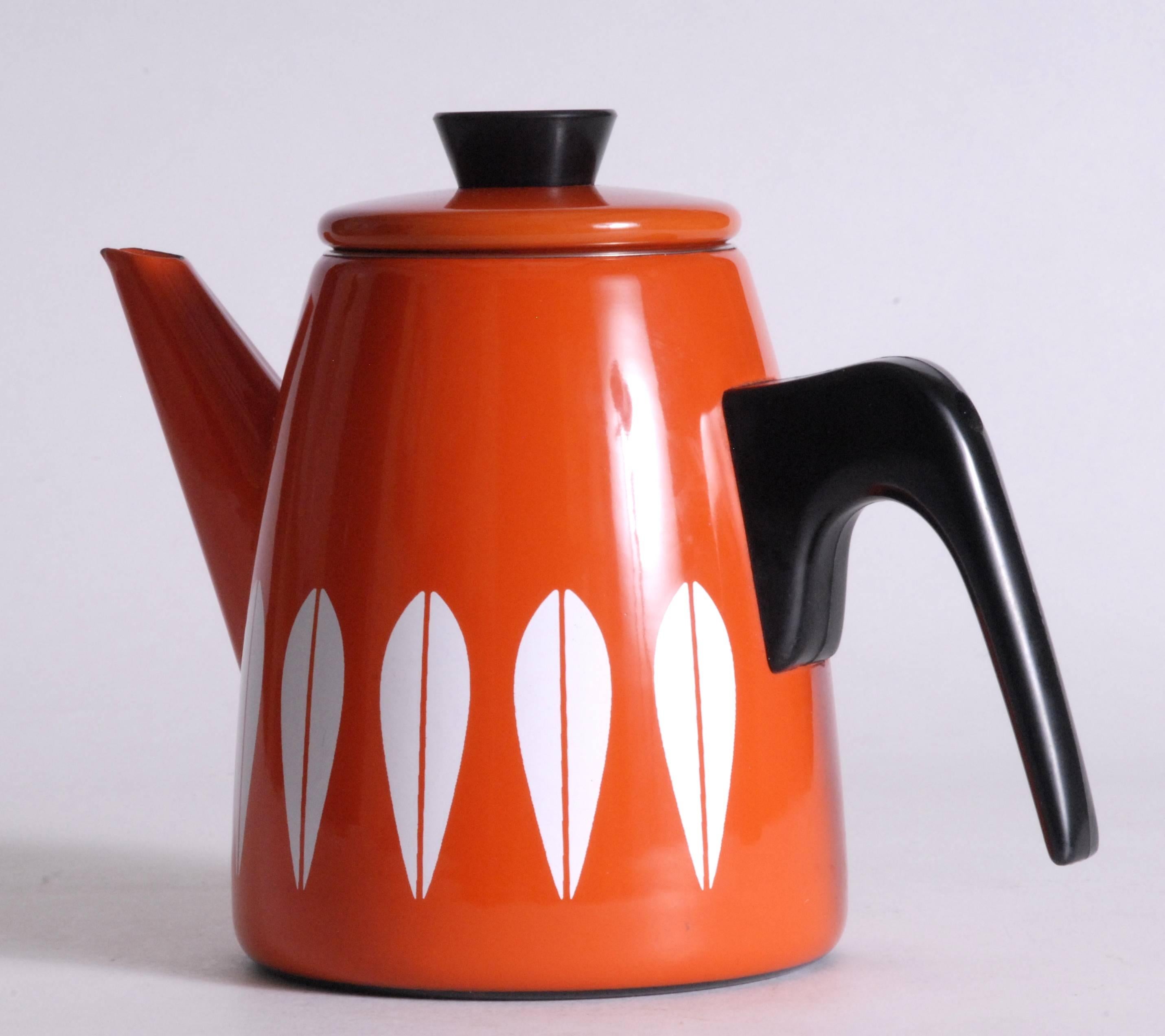 A superb and rare coffee pot from Cathrineholm in the 'Lotus' pattern designed by Grete Prytz Kittelsen, circa 1963. Rare shape and color way. In pristine condition.