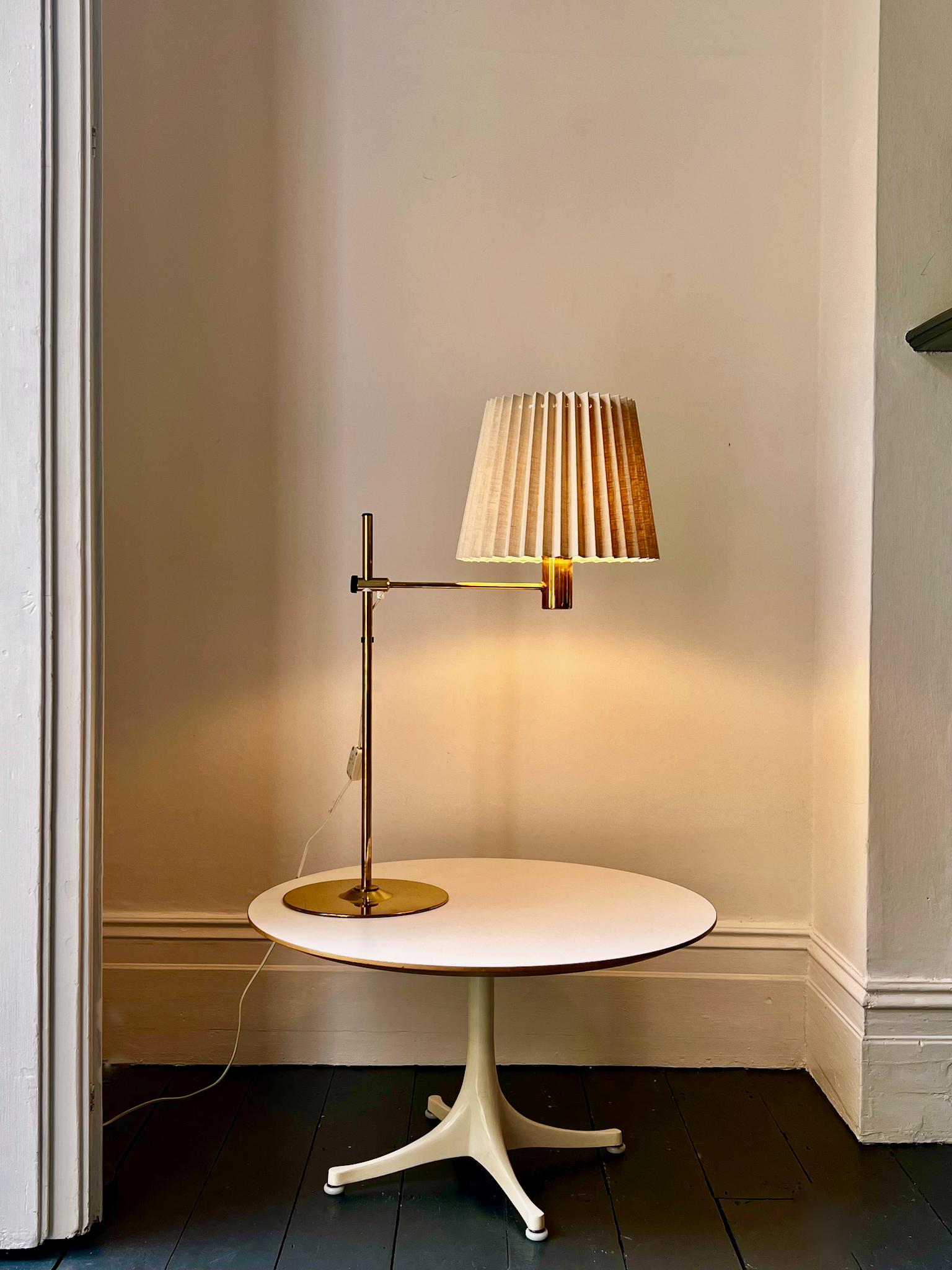 Mid-Century Modern Lampe de bureau en laiton de Hans Agne Jakobsson, Suède en vente