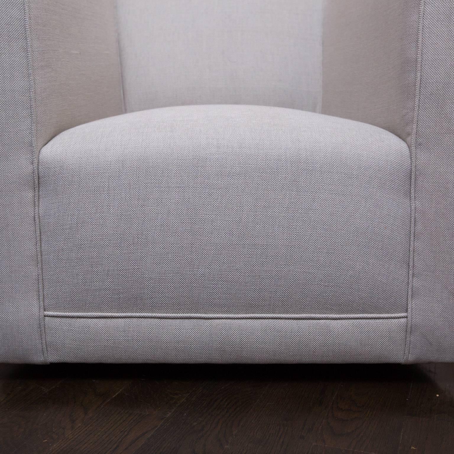 Pair of Modern Swivel Chairs in Light Gray Linen 1