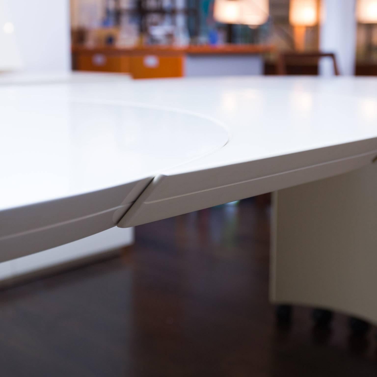 Roger Rougier White Lacquered Extension Dining Table In Excellent Condition In New London, CT