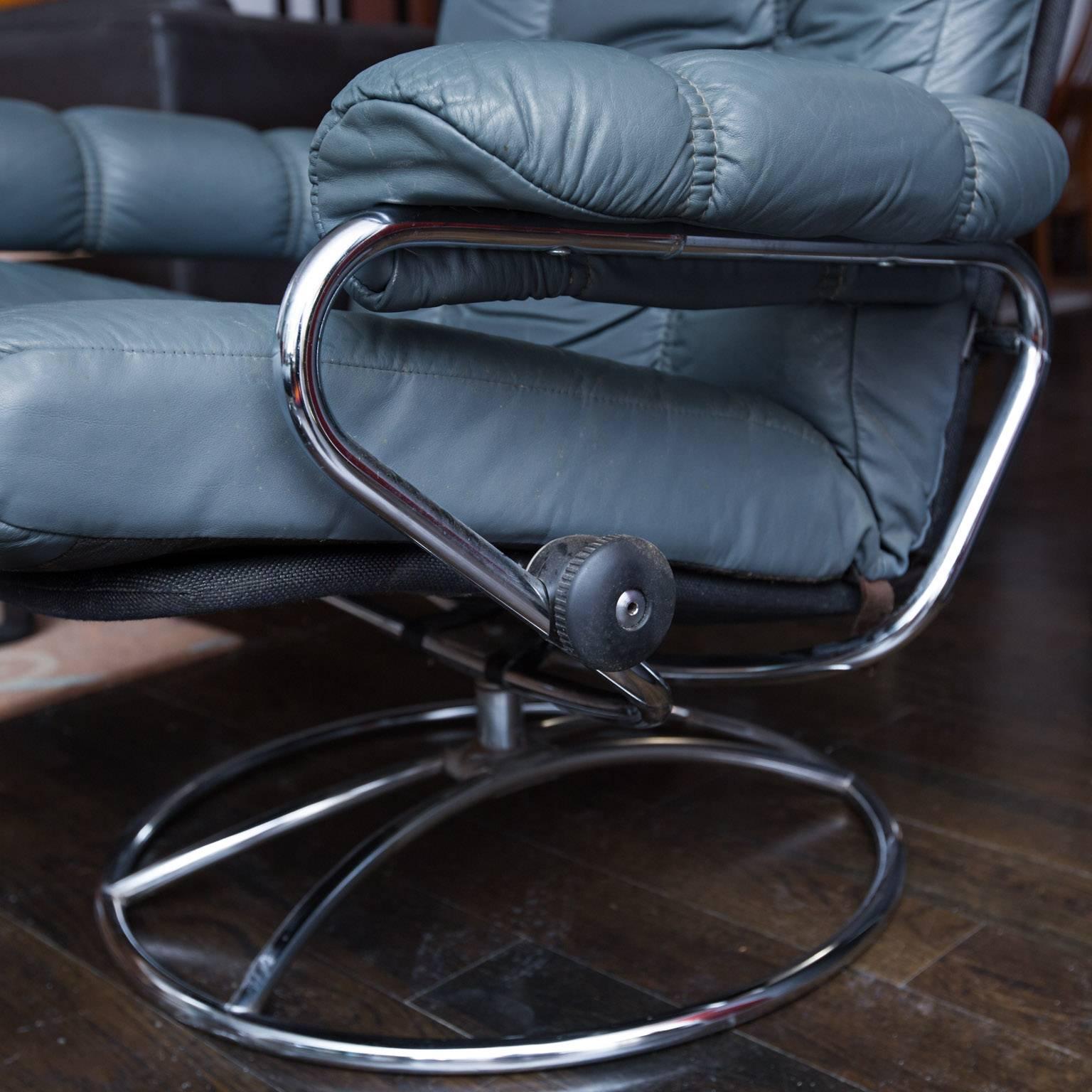 This is a Classic leather recliner and ottoman from Norwegian maker Ekornes. This most likely is from the 1970s. Its color is a light blue or gray.