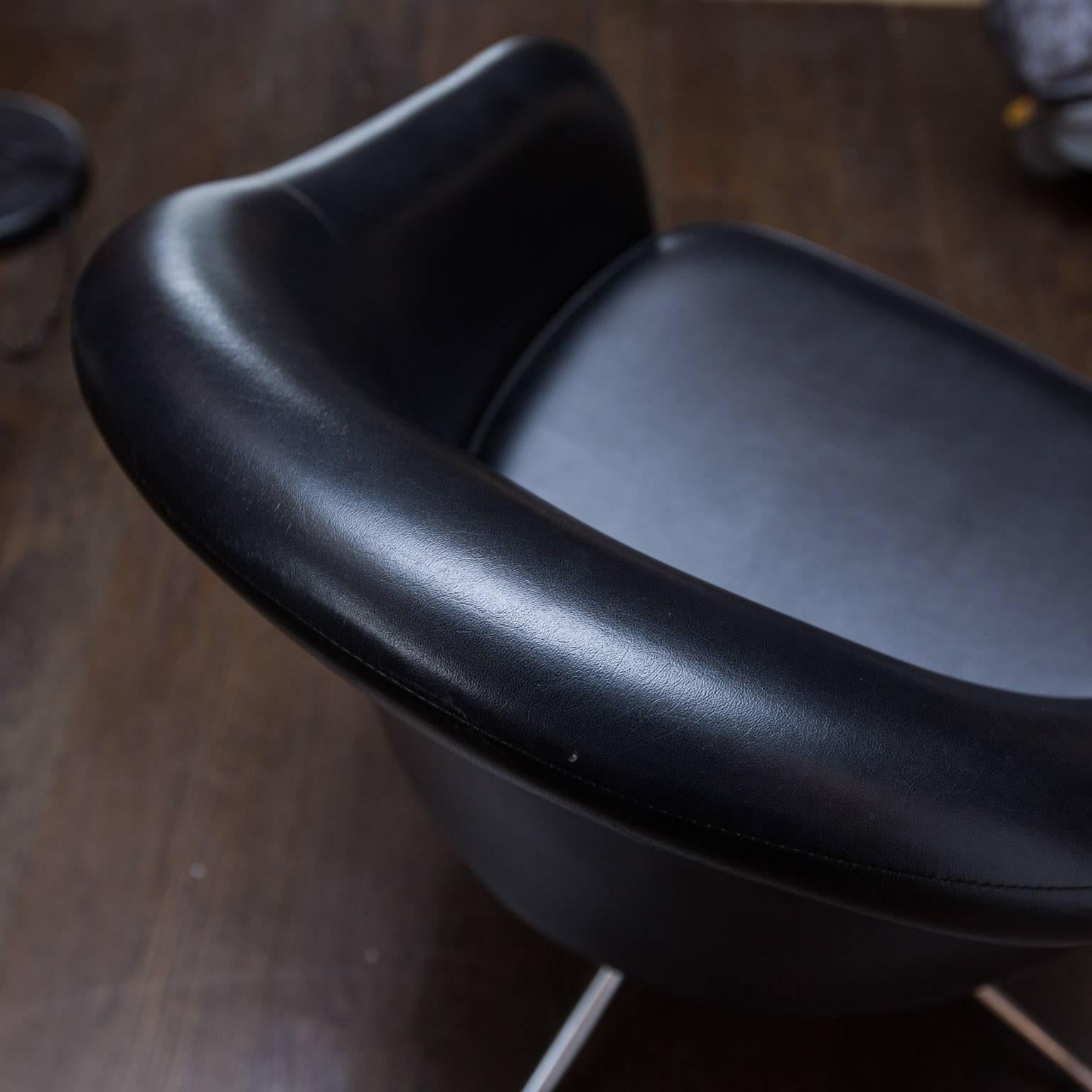 Vintage Baumritter Swivel Chair in Black Naugahyde In Excellent Condition In New London, CT