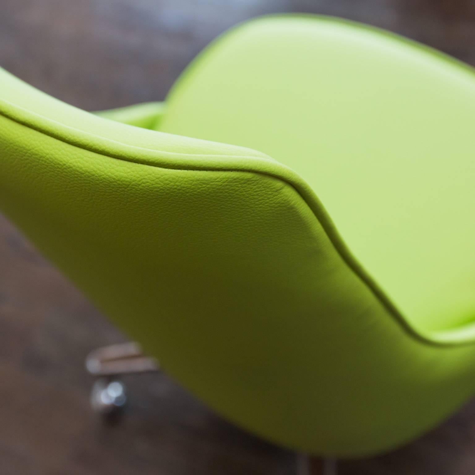 Set of Vintage Chromcraft Dining Chairs in Apple Green Vinyl In Excellent Condition In New London, CT