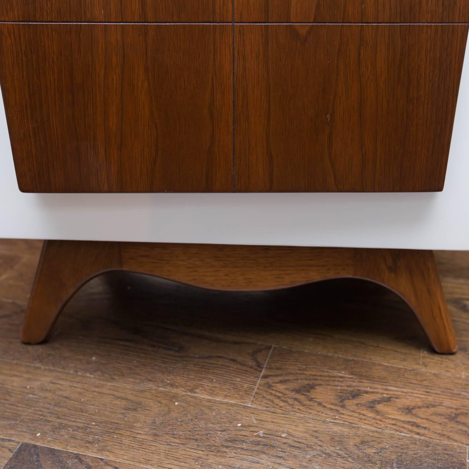 Pair of Mid-Century Modern Lacquered Nightstands 1