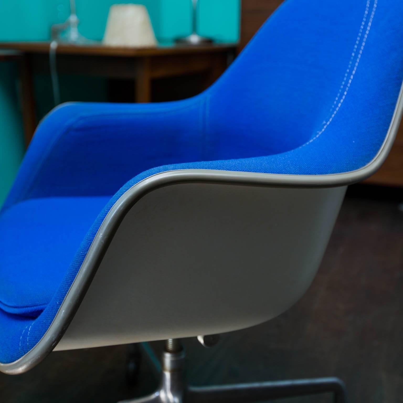 Vintage-Schalenstuhl mit original blauem Stoff in gutem Zustand.
