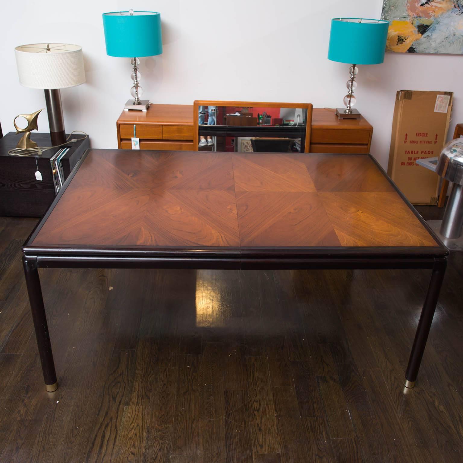 John Stuart Walnut and Mahogany Dining Table In Excellent Condition In New London, CT