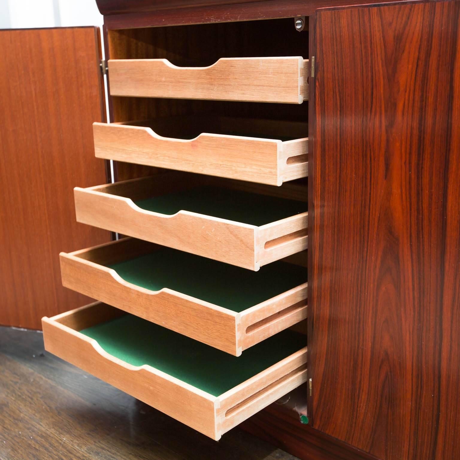 Skovby Danish Modern Rosewood Display Case/Buffet In Excellent Condition In New London, CT