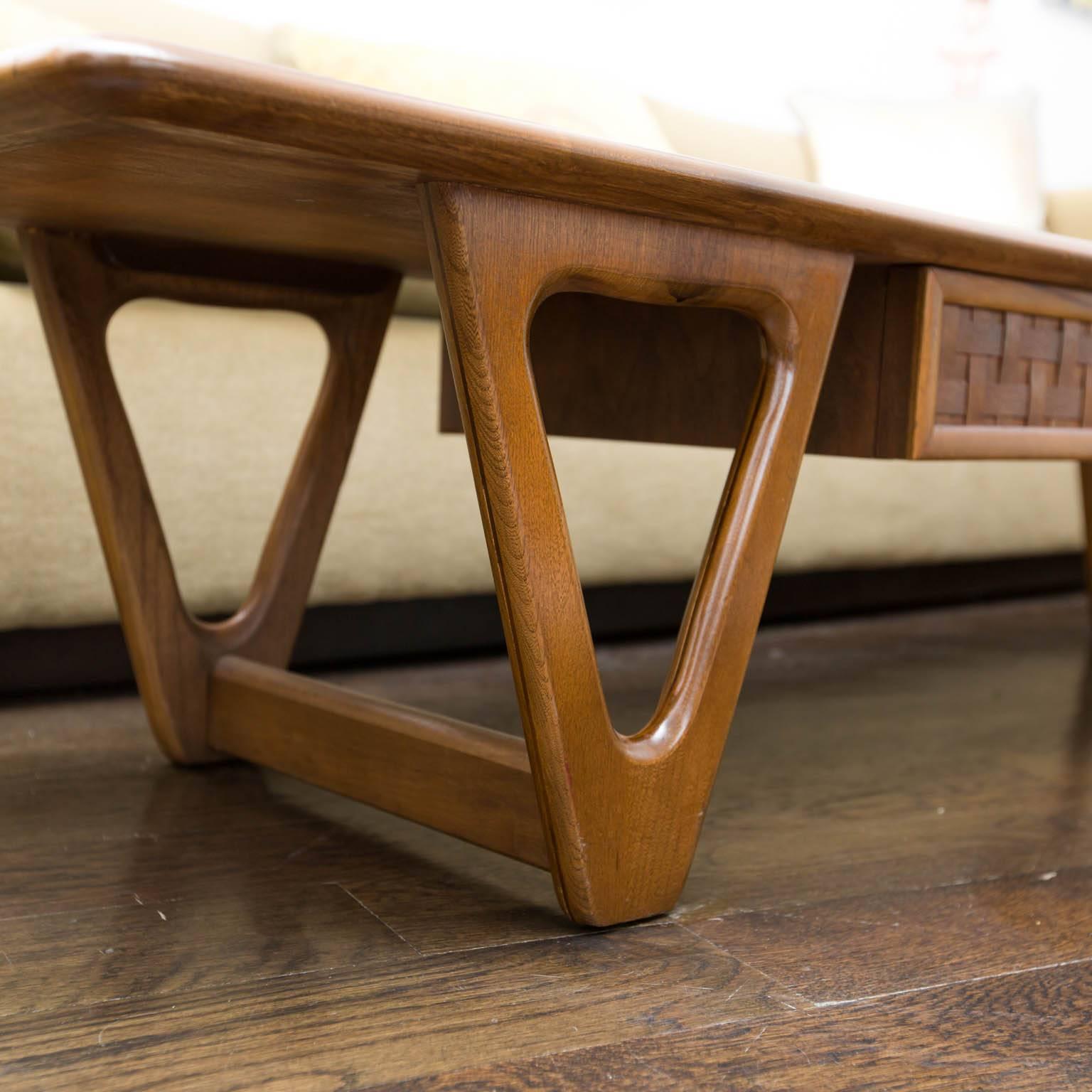 Lane Perception Coffee Table in Walnut In Excellent Condition In New London, CT