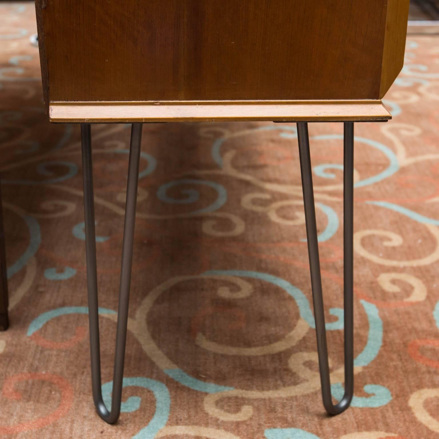 John Widdicomb Display Cabinet on Hairpin Legs In Excellent Condition In New London, CT