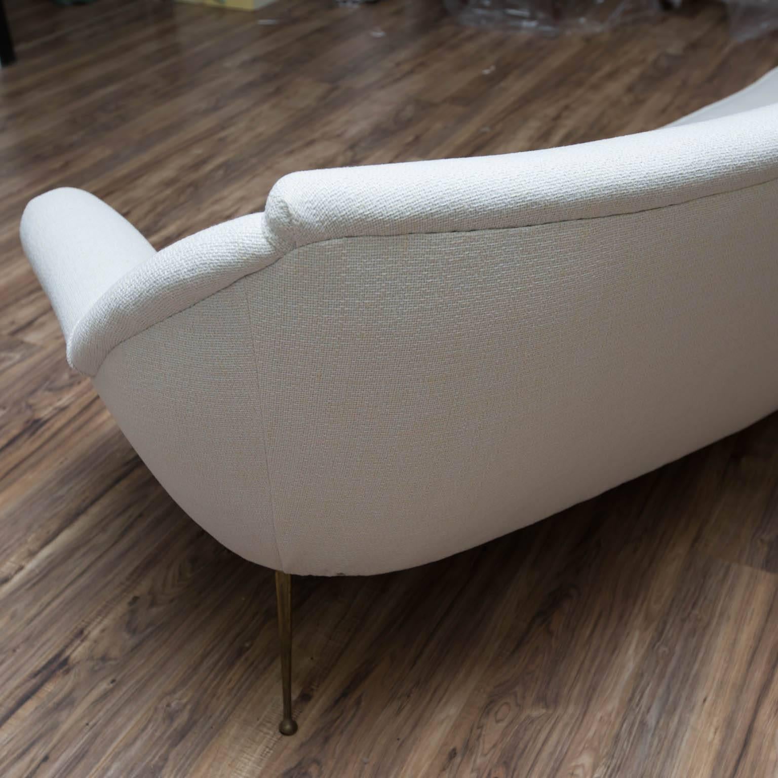 Gio Ponti Style Sofa In Excellent Condition In New London, CT