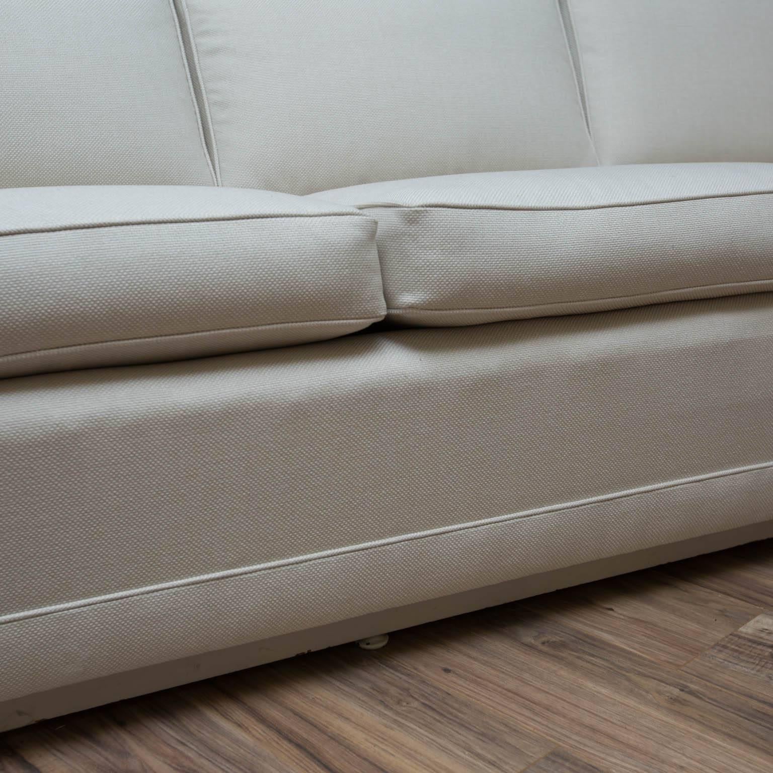 Dunbar Tuxedo Sofa In Excellent Condition In New London, CT