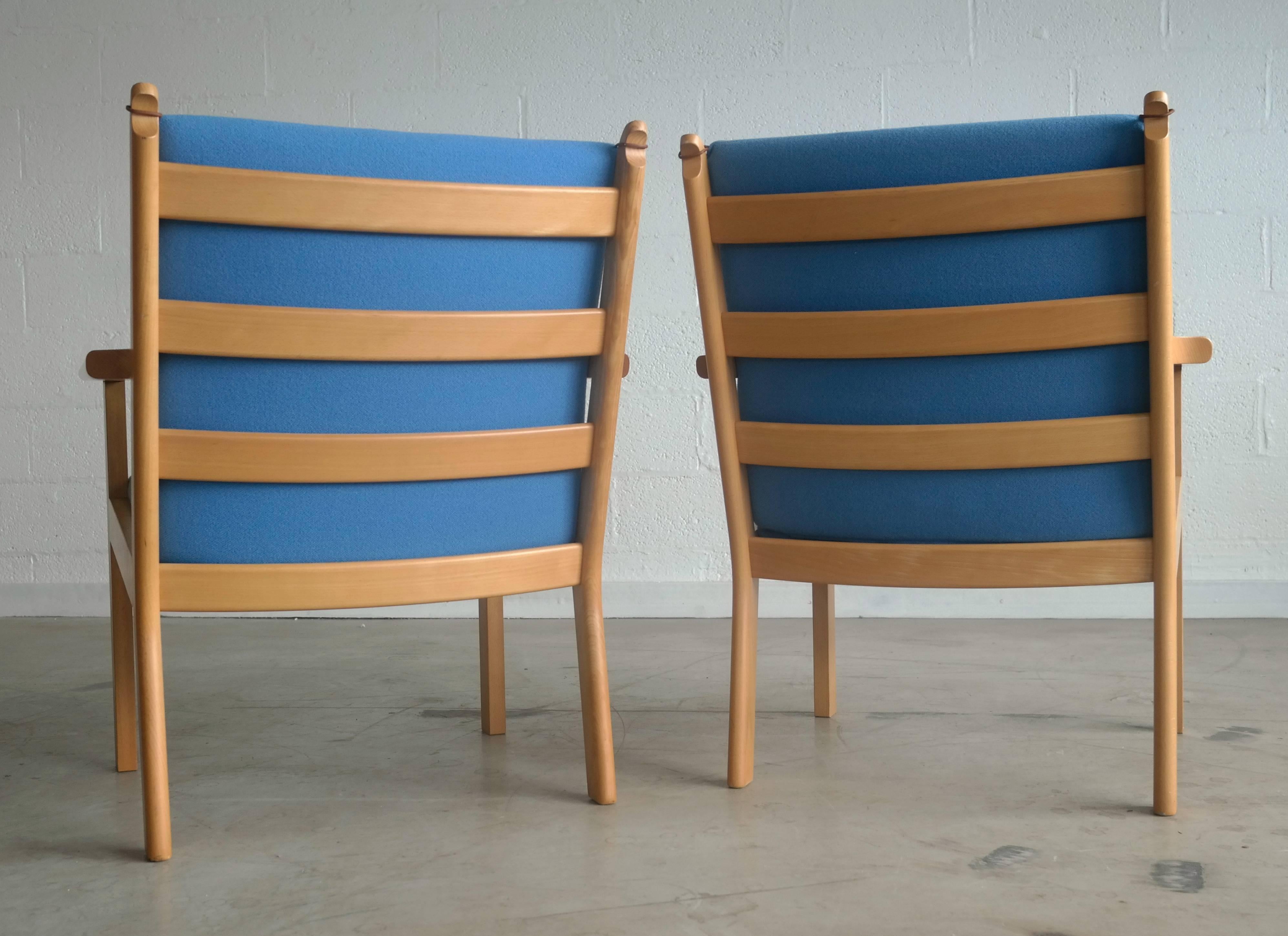 Pair of Vintage Hans Wegner GE284 Easy Chairs In Good Condition In New London, CT