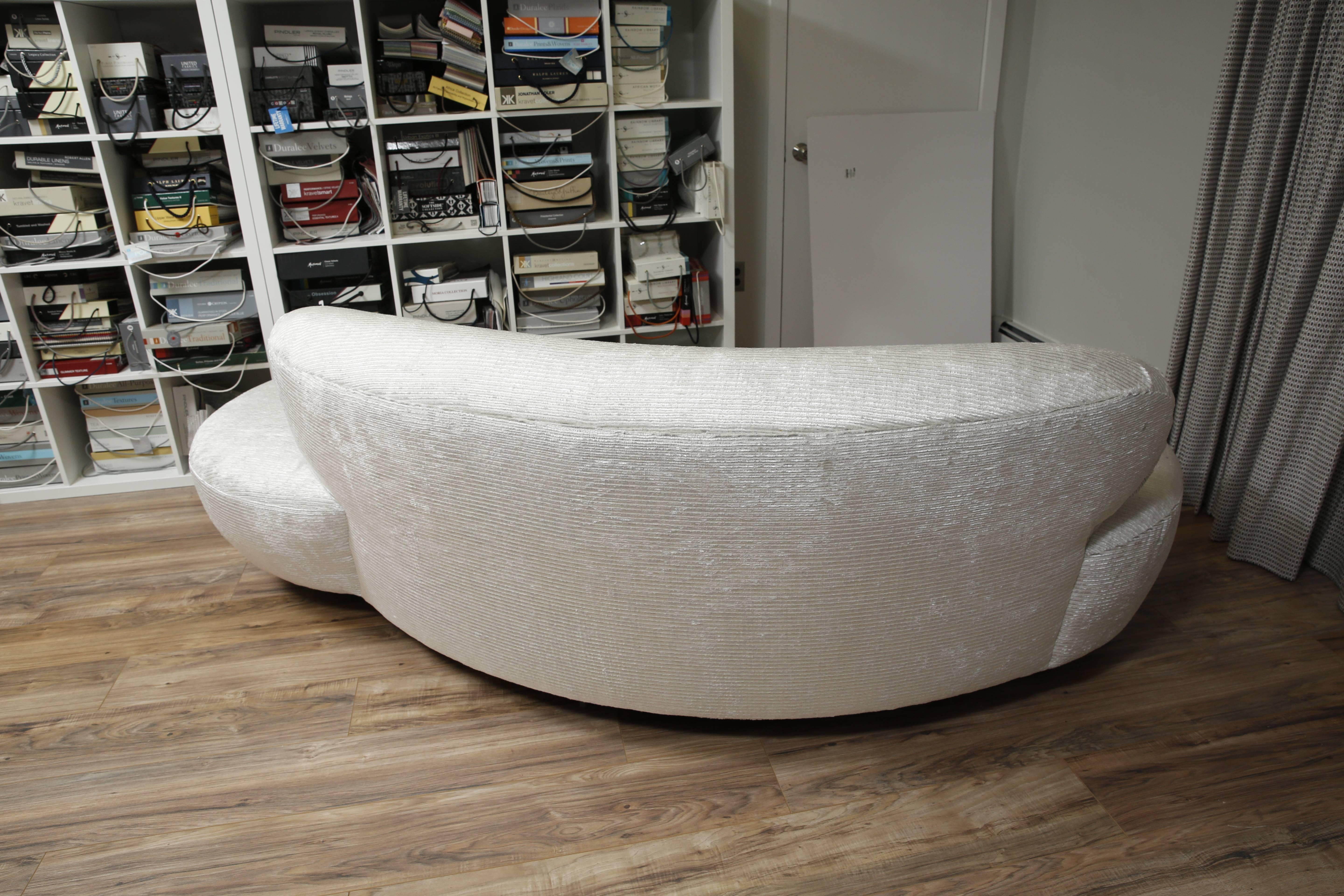Iconic Biomorphic Sofa In Excellent Condition In New London, CT