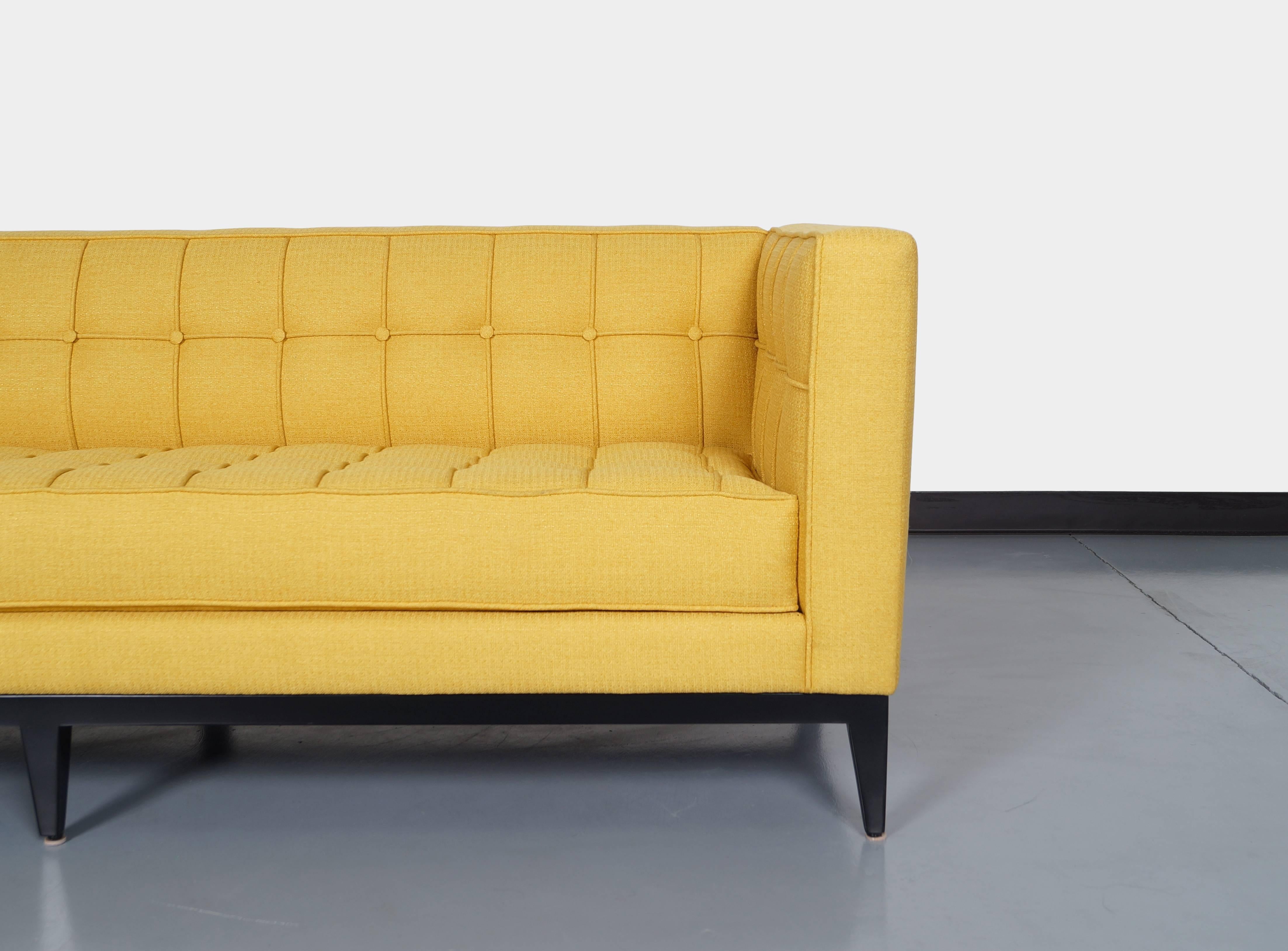 Sofa „Vista“ aus getuftetem Stoff von Cruz Design Studio (Moderne) im Angebot